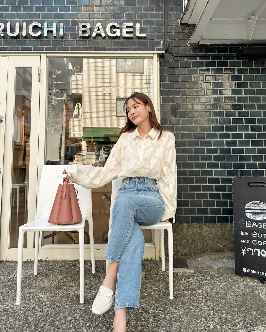 磯田 ひかる(Hikaru Isoda) のインスタグラム：「こんばんは🤍 金曜日ですね💐  今日はYouTubeアップ日なので、見てみてください〜！  この日はジャガードシャツと薄めデニムのカジュアルコーデꕤ︎︎·͜· ︎︎  まだまだ寒暖差が激しいので、長袖が手放せません🥲  【着用アイテム】 Tops 【mily bilet】ワンランク上のスタイル。シアージャガード花柄2wayシャツ アイボリー Mサイズ ¥2,999税込  pants ハイウエストストレートデニムパンツ[cu295] ライトブルー XS ¥1,999（税込）  ------------------------------ picaru：162cm / 骨格ウェーブ 1st ブライトスプリング 2nd ブライトサマー  大人可愛いスタイルアップコーデ ヘアメイクを合わせた トータルスタイリングを提案🤍  不定期にストーリーで ファッションお悩み相談募集中🥰 ------------------------------  他の投稿を見る→【@picaruuu】」