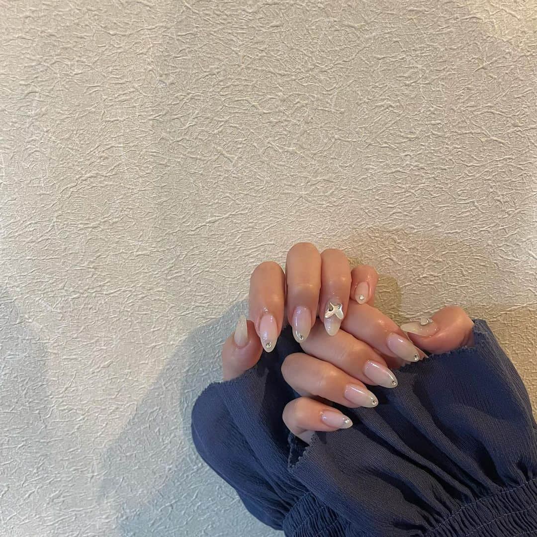 太田彩夏さんのインスタグラム写真 - (太田彩夏Instagram)「・ New nail🤍  #nails#instanail #gelnaiis #ネイル #ジェルネイル #大人ネイル #ニュアンスネイル #ちぐはぐネイル #ちゅるんネイル #ショートネイル  #抜け感ネイル #ホワイトネイル  #ミラーネイル #ちょうちょネイル」5月12日 22時24分 - ayamelody0817