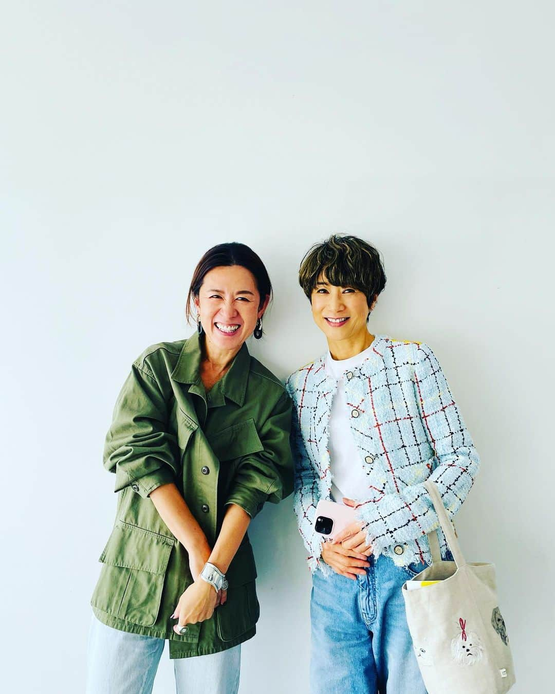 大草直子さんのインスタグラム写真 - (大草直子Instagram)「@kuroda_chieko さん。まるで、爽やかなひまわりのような🌻可愛くて、健やか。年齢はどんな、か。生き方、あり方。すごいー、ちこさん。ご一緒させて頂き、ありがとうございました😊😊憧れの方🩵 @sutekinaanohito_tkj  @kuroda_chieko  @madoka_na  #わたしお願いしました #写真撮ってほしいと😆 #こんなに #流れて軽やか #チャーミングな大人が #いるのでしょうか」5月12日 22時36分 - naokookusa