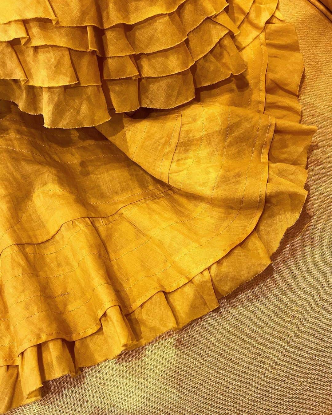 丸山敬太さんのインスタグラム写真 - (丸山敬太Instagram)「【 RECOMMEND ITEM 】 .  ✔️Millefeuille pedal skirt  ¥275,000 (intax) ※こちらの商品は最後の1点です。  何層にもフリルがめぐらされたスカートは、花弁が重なる花のよう。🌼 ケイタマルヤマらしい繊細な技巧がたっぷりの、特別なスカートです。  ✔️Embroidery China Blouse  ¥39,600 (intax)  左袖のさりげない刺繍が素敵な 定番のチャイナブラウス。 普段使いはもちろん、ドレスアップしたい日にもおすすめです🍸  ー 📞 お問合せ先 🛒　ー  【丸山邸 MAISON de MARUYAMA 】 〒107-0062 東京都港区南⻘山4-25-10 TEL: 03- 3406-1935 MAIL:info@store-keitamaruyama.com  #keitamaruyama #ケイタマルヤマ  #スカート #チャイナブラウス」5月12日 22時30分 - keitamaruyama_official