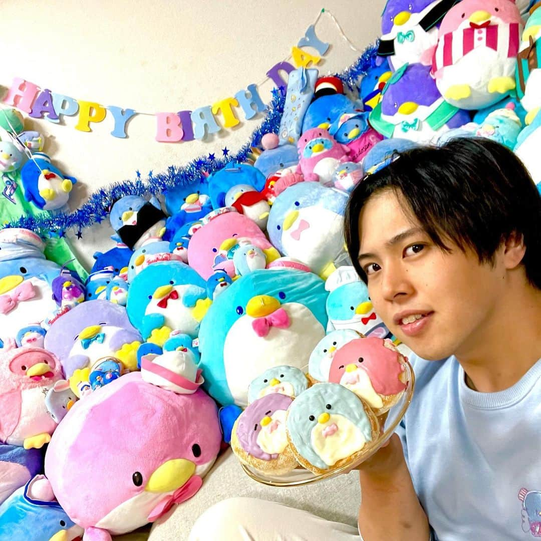 翔ちゃんのインスタグラム：「今年もやってまいりました！ タキシードサムの誕生日！！！✨ YouTubeにお祝い動画も投稿したので是非見てください！！！  #タキシードサム #誕生日 #おめでとう #推し活 #最高 #ペンギン」