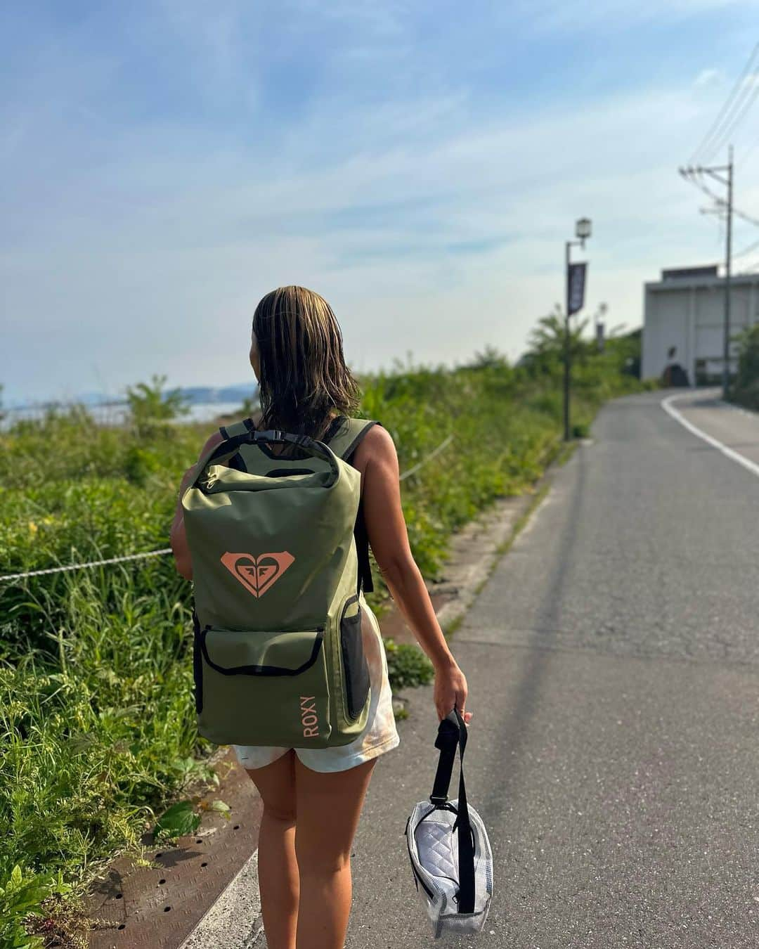 大下瞳美さんのインスタグラム写真 - (大下瞳美Instagram)「夏ハジマリマシタ🤭✨💛  今年も準備を整える為、お客様の安全面も考慮して、安心安全のマリンアクティビティをたのしんでもらう準備に入りました👍👍👍  太陽浴びるとカラダの疲れが和らぎ、 免疫低下していた、肌や脳、細胞が活性化され、喜んでいるのがわかる。  浴びすぎは禁物だけど、基礎体力と正しい生活リズムを取り戻すには、太陽が1番。  太陽を浴びると必ず、寝るべき時間にスイッチが入り、起きるべき時間に起きる様に体内が太陽によってセットされます。  ただでできちゃう☺️基礎体力向上💚  #基礎体力 #日光浴 #サップ #サッブヨガ #安心安全 #roxyjapan #supyoga  #beachbody」5月12日 22時34分 - hitomiooshita