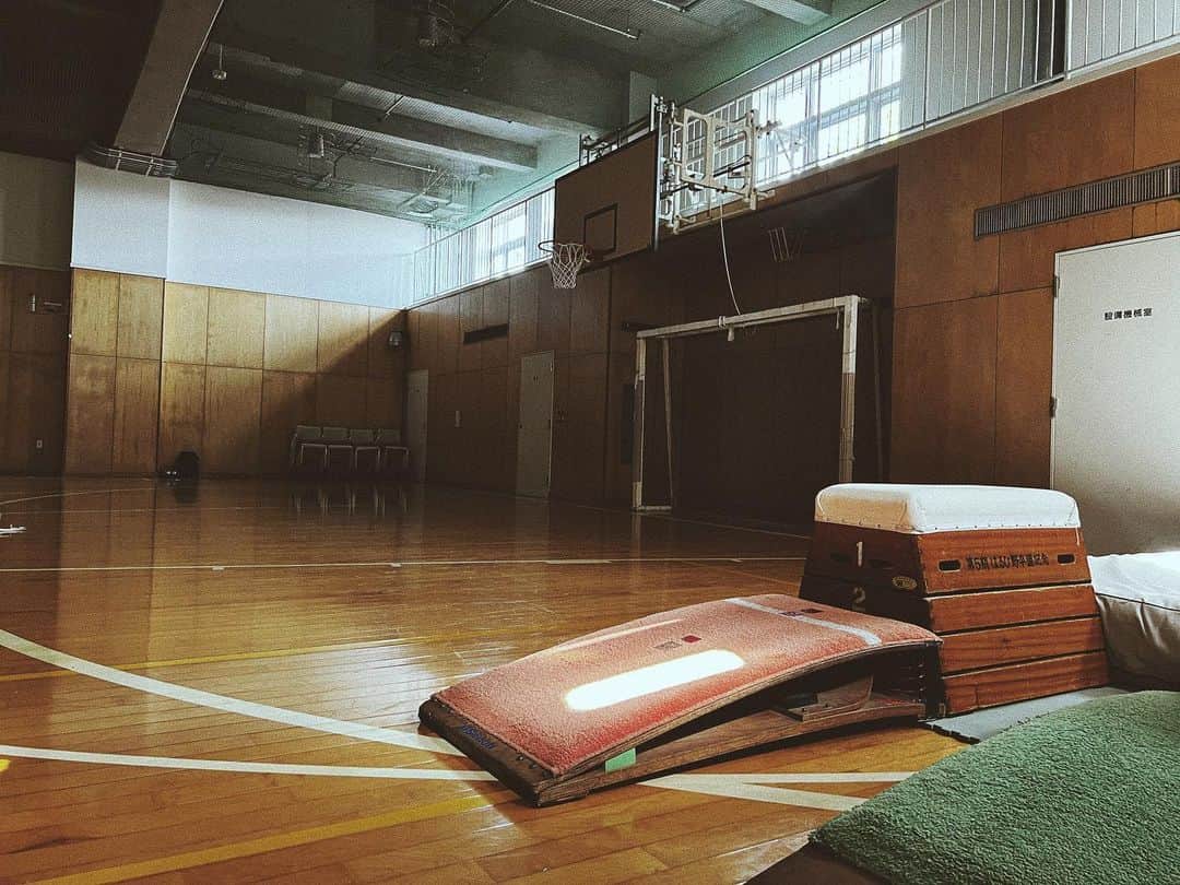 岡部紗季子のインスタグラム：「“ はじめて体操の先生としてお仕事させてもらった場所。 また少しの間お手伝いすることになりました。 15年ぶりくらいに。  ここから先生としての道がはじまって、 原点に戻る。 当時から全く変わらない先生の下 また体操の先生の勉強させていただいています。  背筋が伸びる。  #gymnastics #体操」