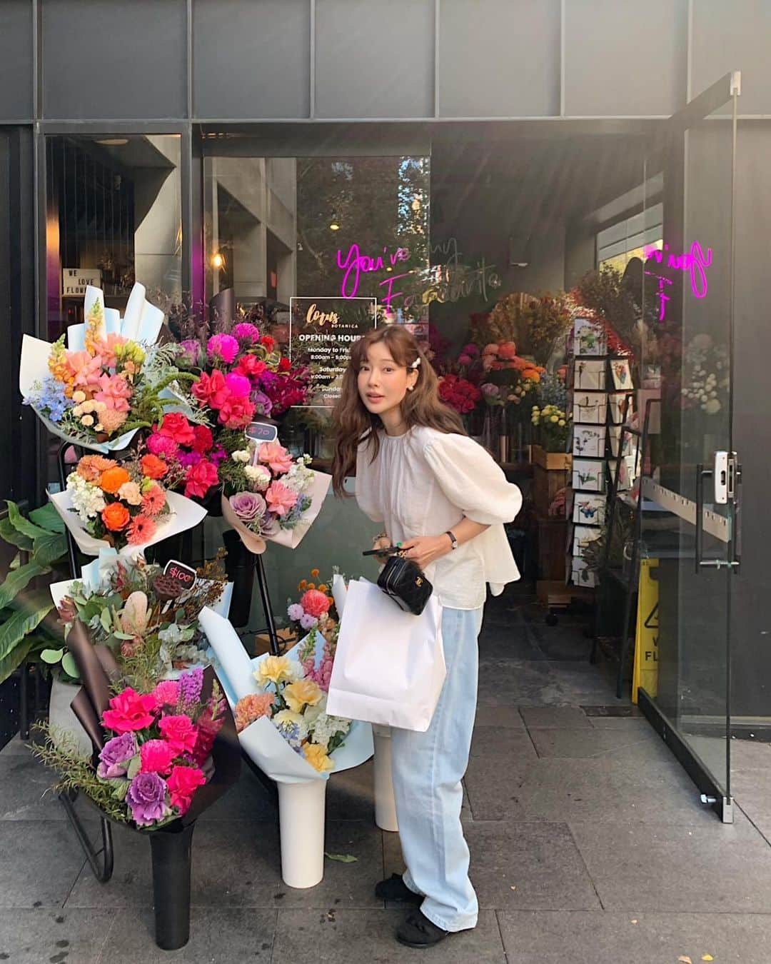 nanaのインスタグラム：「러워러워”블라우스는 사진이 너무너무 많아욧🤍 막 찍어도 건지게 되능 마법 블라우쭈지용.  앞보다 뒷 부분이 길어서  체형 커버에 탁월하답니다✌🏼 소재는 말할것도 없이 가볍고 시원하고 반짝거려요🤍  :지금 사진은 단추하나를 안채워서 어깨라인이 좀더 루즈해졌어요 취향에 맞게 단추로 조절해주세용 (사실전 채우는걸 ㅋㅋ깜빡했어요)  함께한 청바지는  @toogood_official  리본신발은 곧 업뎃되어용🖤」