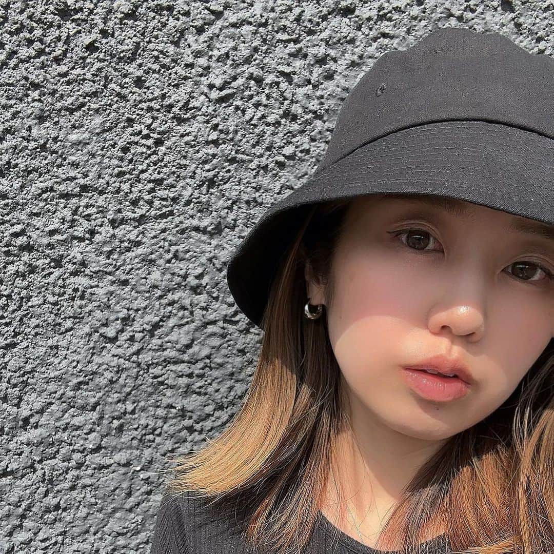 MAOIWATAのインスタグラム：「1日一回は散歩に行くから、 今年は日焼け止めは早めから使ってる🥺🫧 正直20代とかでちゃんとしてなかったのに 30代なってから必死(遅w  スキンケアもやってるからか、 最近は「肌白いね！」て言われることも 多くなってきた！日々の努力大事〜！！！🙄 シミもとりにいきたいなあ☀️  散歩行く前は私も、👶も日焼け止め必須！ 赤ちゃん用はSPFとか低いから 私は @bioreuv_jp で☀️！  帽子もかぶって、日除のアームカバーとかも 買おうかなって思ってる🤪  年々日焼け対策が強化されてるなあ🤣🫧  今年の夏もしっかり乗り切るぞ〜👊  #日焼け止め #日焼け止めクリーム #ビオレuvアクアリッチライトアップエッセンス」