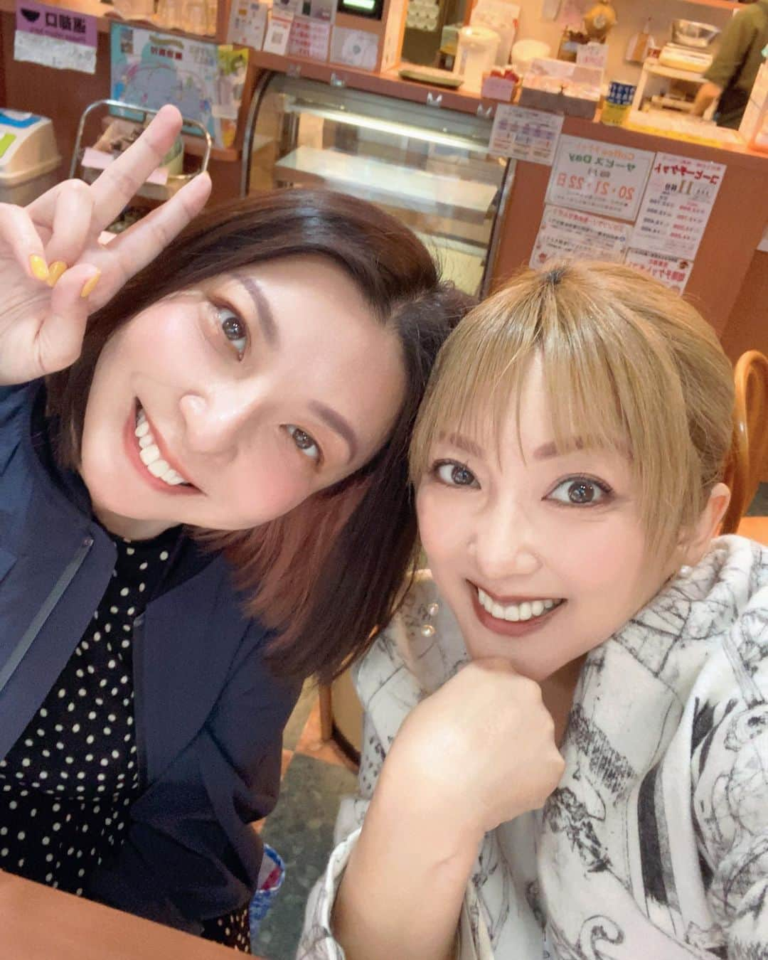 山田まりやのインスタグラム：「・ 元祖ノマドワーカー✨ 新しい働き方のパイオニア #情熱大陸 にも出演した✨  #作家 の#安藤美冬 ちゃん @mifuyu_ando と💗  神田でランチデート😋🍽✨  ２、3枚目 神田の洋食レストラン#七條 ✨ 私がミスジステーキにご飯無しで ミニメンチカツと唐揚げ追加😋  ミッフィーがハンバーグに カニクリームコロッケ追加😋  もう絶品過ぎて大感動でした❣️🤤🎉✨✨✨  食べながら2人とも喋る喋る🤣 近くの珈琲屋さんに移動して さらに沢山喋り倒し😂  後ろ髪引かれる思いで バイバイしました😂💗  同い年の私たち😆😆  今まで叶えてきた事や さらに これからやりたい事だらけで 話しとテンションが尽きません😂🔥🔥🔥✨  4、5枚目 ミッフィーから著書をいただきました😍✨  #新しい世界へ を読んで 自分の 今までの人生に起きてきた事、 それにどう対応してきて 今の自分に至ったのか、  自分の幼少期からの 人格形成のプロセスを振り返り  過ぎた過去を抱きしめ 今の自分の幸せを噛み締め  心が解れ 心晴れやかになれました☺️✨  同い年の私たちだけど 今のこのタイミングで ミッフィーと繋がれたのはこういう事か！とニンマリ💗  ぜひ皆さまにも読んでいただき ブレイクスルーを起こしていただけます様に😆🎉🌈✨ ・ ・ ・ ・ ・ ・ ・ 一般社団法人MwM Japan 代表理事　山田まりや  〜子供たちには人格形成が育まれる大事な時期に 心と身体に沢山の愛と栄養を届けてあげたい、 母子ともに心豊かに暮らせるシステムを作ることが目標です 🌈〜  #一般社団法人  #mwmjapan  @mwmjapan613  #代表  #山田まりや  #シングルマザー  #シングルマザー支援  #女性雇用支援  #子ども支援  #チャリティーブランド @lino_rima_official   #オリジナルブランド #mariyaschoice  #大豆ヌードル #大豆ミート #大豆オイル #プロフィールからサイトへ飛べます 🧡 #溶かして使う洗剤シリーズ #sdgs #eco #サスティナブル #プラスチックフリー  #lovemylife  #loveyourself  #love  #purpleyou」