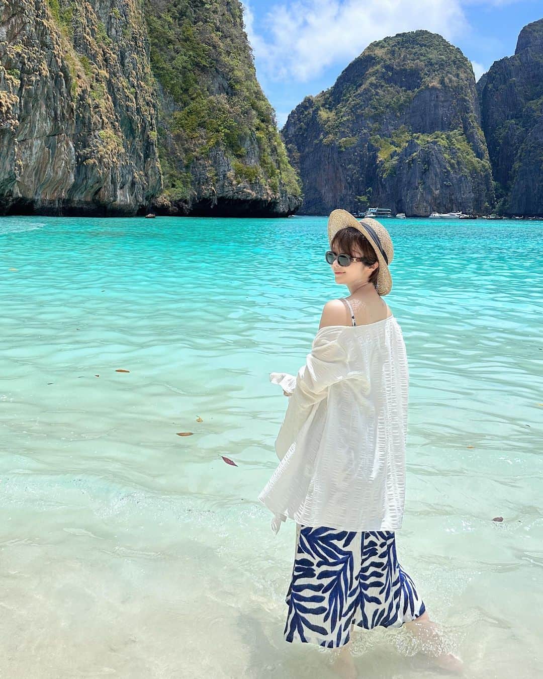 のインスタグラム：「ピピ島は信じられないくらい綺麗だった🇹🇭❤️‍🔥 . 暑い中時間かけて行った甲斐がありました、、」