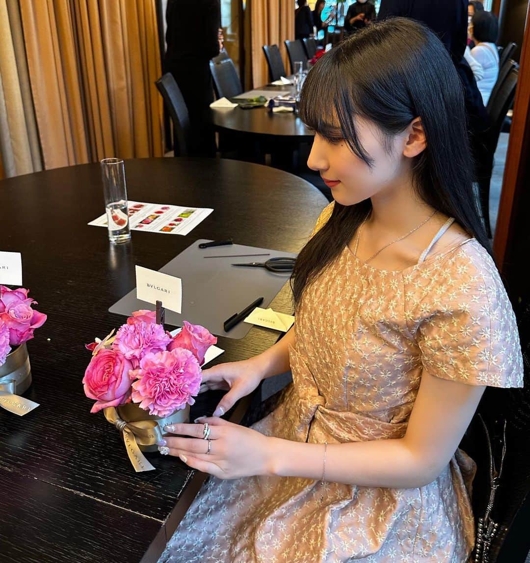 てーらのインスタグラム：「BVLGARIのフラワーアレンジメントレッスンにご招待頂きました😭💕🌹 プライベートルーム素敵だった✨ 本当に綺麗なお花と、楽しいレッスンで素敵な時間でした🌷 母の日のアレンジメント作れて嬉しい♡♡   #銀座ブルガリタワー   #銀座bvlgariタワー  #bvlgari」