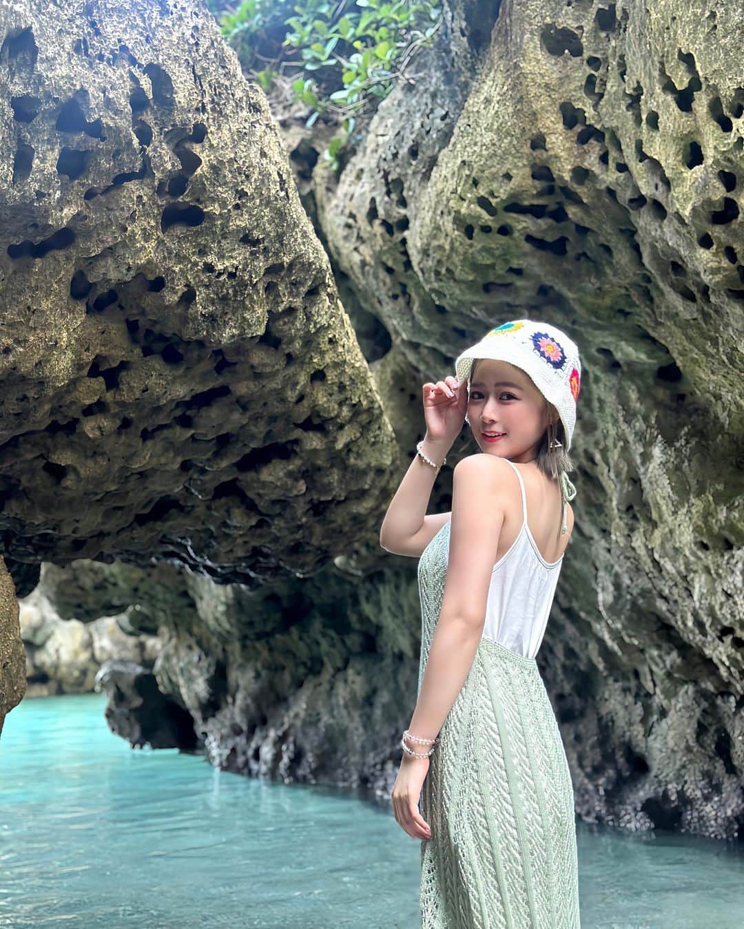 徐薇涵（Wei Han Xu）のインスタグラム：「蘭嶼最後一發 這邊是東清秘境🪨 很美別有洞天的地方 但強烈提醒大家不要像我一樣 穿有跟的鞋子來 這邊石頭蠻滑的且鋒利 要小心安全～ 第二張的雲☁️畫面好像個大♡ 不管到哪都要買飲料喝的我 也紀錄起來🤤  #海豚游到蘭嶼」