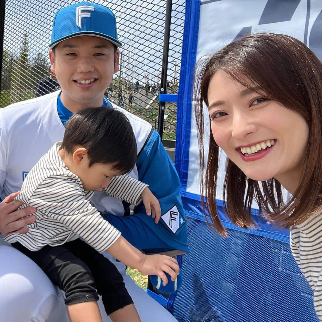 高橋麻美のインスタグラム：「． ． 谷口雄也さん⚾️  そう！剛力彩芽似の野球選手として話題？になった きゅん様です🤭  メディアでのエスコン紹介でよく拝見するので 一方的に全然久しぶりな感じがしなかった😁  エスコンの試合に来ればこうして一緒に遊んでもらえたり 写真撮ったりできるイベントやってるかもしれないよー😍  引退してもなお変わらぬ人気ぶりでした😆  きゅん様が中もパッケージもこだわった オードトワレの再受注は15日(月)までだよー！ 急げーっ💨💨💨  #谷口雄也#きゅん#剛力彩芽#64#外野手#きゅん #ファイターズ#lovefighters#エスコンフィールド北海道 #選手プロデュース#香水#オードトワレ #1歳#1歳児育児#野球観戦#baseball」