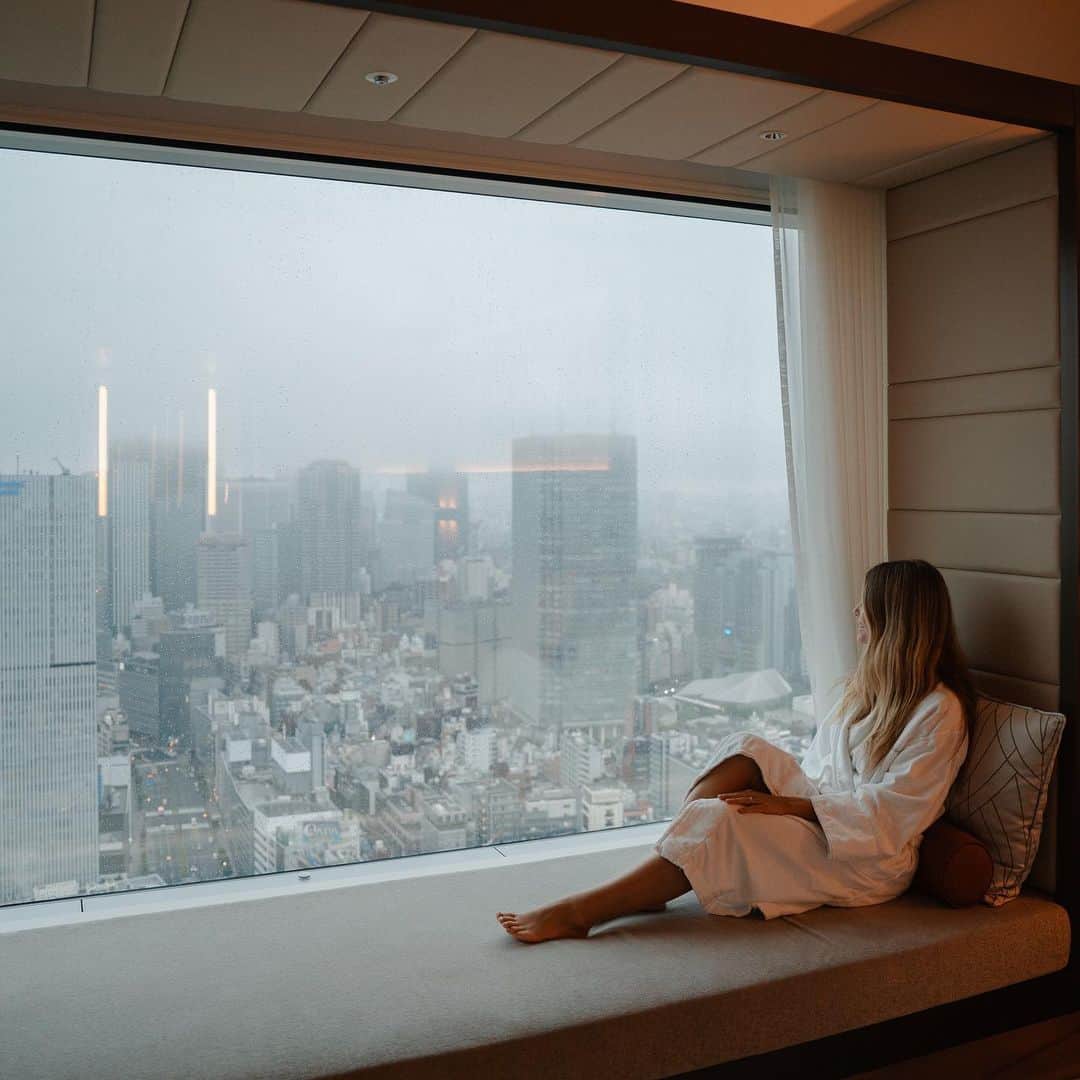 ザ・プリンスギャラリー 東京紀尾井町さんのインスタグラム写真 - (ザ・プリンスギャラリー 東京紀尾井町Instagram)「Relax and listen to the rain from the window of your room.  Photo by @laurastravl   Share your own images with us by tagging @princegallerytokyokioicho  ————————————————————— #theluxurycollection #princehotels #visittokyo #tokyohotel #marriottbonvoy #theprincegallerytokyokioicho #hocance #tokyohotelstay #ザプリンスギャラリー東京紀尾井町 #東京ホテル #東京ホテルステイ #ホカンス #ステイケーション #アートな空間」5月12日 22時43分 - princegallerytokyokioicho
