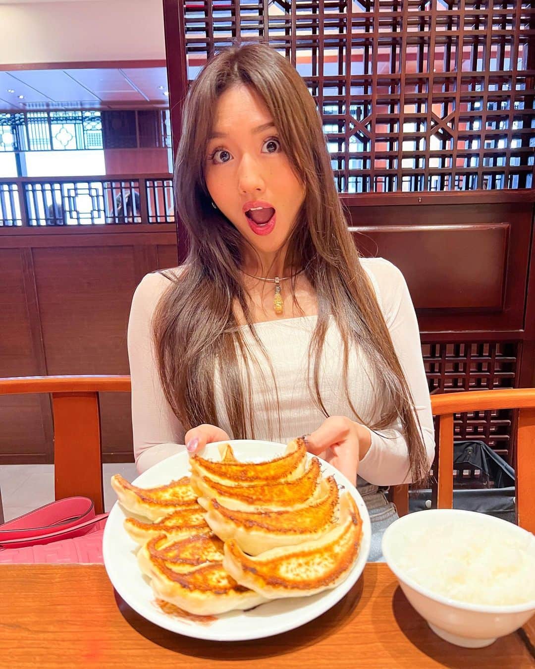 のインスタグラム：「昨日お誕生日で大好きな餃子をお腹いっぱい食べました🥟🫠 ⁡ お祝いのメッセージをくださった皆様ありがとうございます🩷🩷 YouTubeや Instagramを通してたくさんの方に応援していただけて幸せです✨みんな大好きです！！  ここ数日、大好きな人と会ってたくさんお祝いしてもらって幸せ大爆発です🥳 ⁡ また一つ歳を重ねて、さらに輝いて生きていきたいです☺️ これからも応援よろしくお願いします🙂 ⁡ ⁡ #workout#fitness#fitnessbikini#bikinifitness#fitnessmotivation#personaltrainer#fitgirl#筋トレ女子#パーソナルトレーナー#ボディメイク女子#ボディメイク」