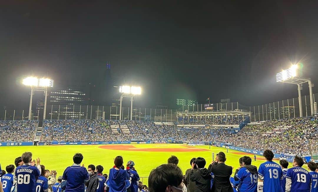 西村志野さんのインスタグラム写真 - (西村志野Instagram)「＊ きょうは仕事終わりで #神宮球場 へ⚾️ ヤクルト-中日を観てきました♪  初めての神宮の外野席！ 普段野球は内野席で観ることが多いので新鮮でした✨  観る角度が違うとプレーの見え方も 全然違って楽しかった♡  声出しが戻ってきた外野席の熱気も 感じられていい夜でした♪ 誘ってくれた友達に感謝✨ ＊ これで今シーズン観戦は4球場目☺️ まだまだいろいろな球場に いろいろなチームの試合を観に行くぞー✨ ＊ #swallows #dragons #東京ヤクルトスワローズ  #中日ドラゴンズ #ヤクルト #中日 #プロ野球 #野球 #プロ野球観戦 #野球観戦 #外野席 #npb #2023プロ野球観戦4試合目  #野球好き #野球女子 #⚾️ #野球MC #野球リポーター #野球アナウンサー #アナウンサー #フリーアナウンサー #西村志野」5月12日 22時53分 - shinonishimura_