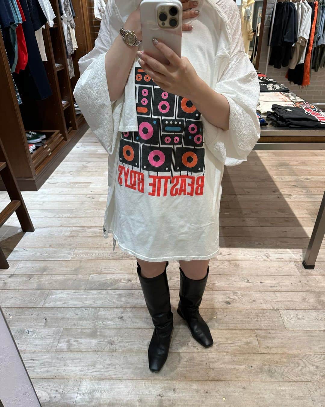 miho uesugiさんのインスタグラム写真 - (miho uesugiInstagram)「@whimsic_official 新作ラインナップ、5/13（土）発売です🎊 ㅤㅤㅤㅤㅤㅤㅤㅤㅤㅤㅤㅤㅤ 私が狙っているのはこのラインパンツと、オープンカラーレースシャツ、そして限定店舗のみ入荷のアーティストTeeです！ ㅤㅤㅤㅤㅤㅤㅤㅤㅤㅤㅤㅤㅤ アーティストTeeはBEASTIE BOYSを狙っております👁  ㅤㅤㅤㅤㅤㅤㅤㅤㅤㅤㅤㅤㅤ この土日、ぜひ一緒に選ばせてください✨  ㅤㅤㅤㅤㅤㅤㅤㅤㅤㅤㅤㅤㅤ #WHIMSIC  #Kastane#Kastane舞浜#Kastane_ootd#骨格ウェーブ#イエベ春#コーディネート#今日のコーデ#コーデ#大人カジュアル#カジュアル#ロングヘア#オン眉#ぱっつん前髪#30代ファッション#30代コーデ#カスタネ#低身長#低身長コーデ#春#春コーデ#ユニセックス#メンズライク#シャツ#ジャケット#トラックパンツ#ラインパンツ#スカート#サンダル#Tシャツ」5月12日 22時53分 - uepoooning