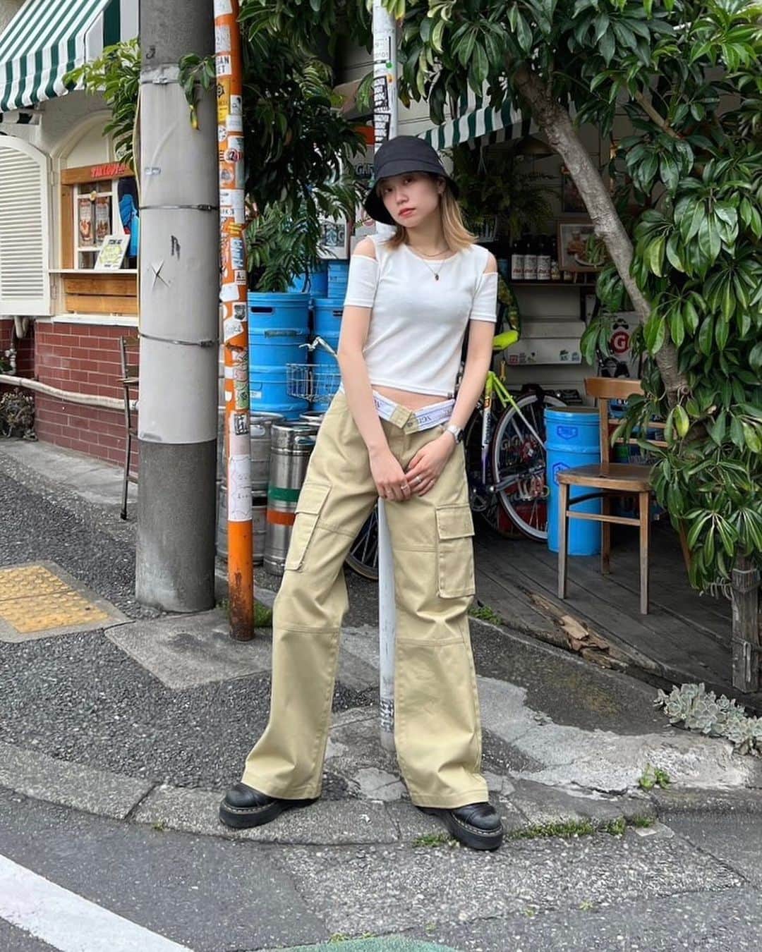 XGIRL_ootdのインスタグラム：「#xgirl_ootd @amane_sss 158cm 　 X-girl store STAFF 　 ----------------------------------------------- ▪️WIDE LEG CHINO PANTS ￥13,200(税込) ▪️CUT OUT SHOULDER S/S TOP ￥6,600(税込) ▪️BASIC BUCKET HAT ￥4,950(税込) -----------------------------------------------  #xgirl #xgirljp #エックスガール #ストリートコーデ #ストリート系女子 #ストリート女子 #ストリートファッション #チノパン #チノパンコーデ #デザイントップス #y2k #y2kファッション #y2kstyle」