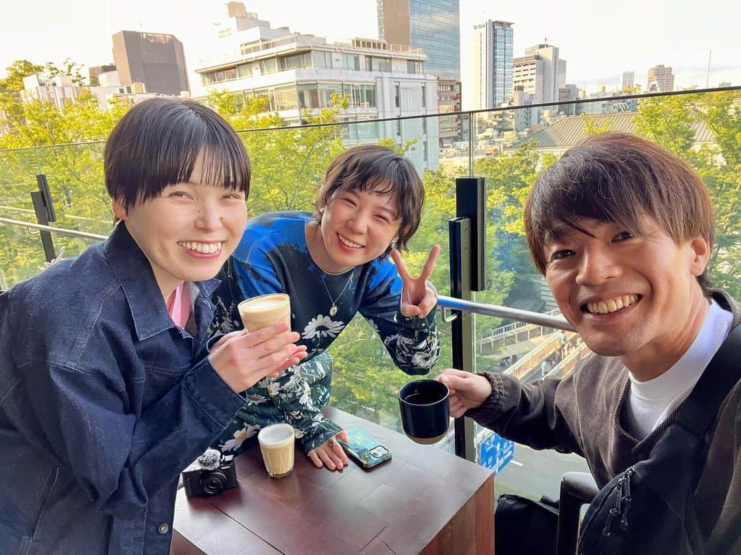 辻井亮平さんのインスタグラム写真 - (辻井亮平Instagram)「ラジオ終わりに光永と誠子とカフェ行ってもんじゃ食いました。  全員仕事が15:00に終わって珍しく全員何もなかったので。  楽しかったですね。  全員同期です。  昔は毎日がこんな感じやったけどあれから15年経って同期も減っていく中、東京でまだこの様な時間を過ごせている事を誇りに思います。  辛い事があっても同期がいるから頑張れる。  僕にとって同期とはそういう存在です。  同期さえいたら他には何もいりません。  嘘です。  金とかめっちゃ欲しいです。  #金や ！ #同期より金持ってこい ！！ #山さん」5月12日 22時47分 - aironhed_tsujii