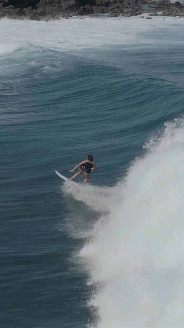 のインスタグラム：「Thank you Mother Nature, thank you to my body 🙏🏽🖤  Home 😍🙌🏾💫  🎥 @phacoach & @volcadrone」