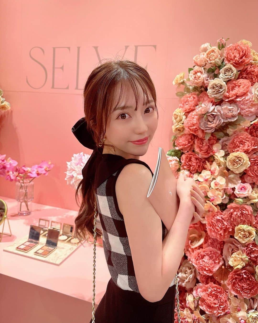 堀尾実咲のインスタグラム：「@selve__official のお披露目会に行ってきました💕💕  目に映るもの全てが美しくて可愛くて幸せ過ぎました🥹✨  SELVEのかわいいコスメちゃんたちを連れてお家に帰ってきたので、この子たちを使ってメイクしたお写真今度あっぷするね🤭お楽しみに..💕  #selve #makeup #cosme #darich #コスメ」