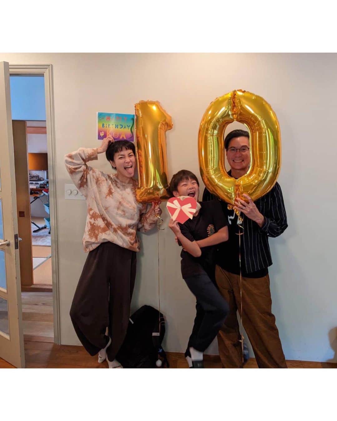 桃生亜希子のインスタグラム：「今日、息子が10才になった。 　 　私のお腹からこの世界に出てきてもう10年が経ったのか。 　 　ママになって10年。 　パパになって10年。 　 　あっという間の10年だったな。✨  　この先の10年も益々早そうだ！ 　 　元気にすくすく育ってくれて、ありがとう🌞 　これからも、よろしくね🌍✨ 　 　愛してるよ❤️😘  　今日は、uncle Stanとaunty Kaoriと息子の大好きなお寿司とアイスを食べてお祝い🥂したよ。✨ 　 　かおり、さすけ🐈と息子のかわいいコラージュをありがとう🥹✨ 　ハワイの家族と日本の家族からもお祝いをいただいて。🙏 　 　息子は幸せ者だね。🎂  　息子や私達家族と仲良くしてくれて、皆さん本当にありがとう🌈✨✨✨  #10年　#10years #happybirthday  #love」