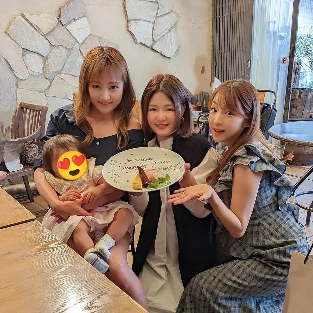 くぼたみかのインスタグラム：「大好きなゆりっちとひとみんのちょっと早いお誕生日会🥰 私が出産近いので合同になってしまって申し訳ないけど、今年もお祝いできて幸せです🫶 大事な大事な親友...ただただ幸せを願うのみ🥺歳は重ねても本当にふたりとも綺麗でインスパイアされちゃうー😍  ちょっと早いけど、おめでとう❤️🧡💛」