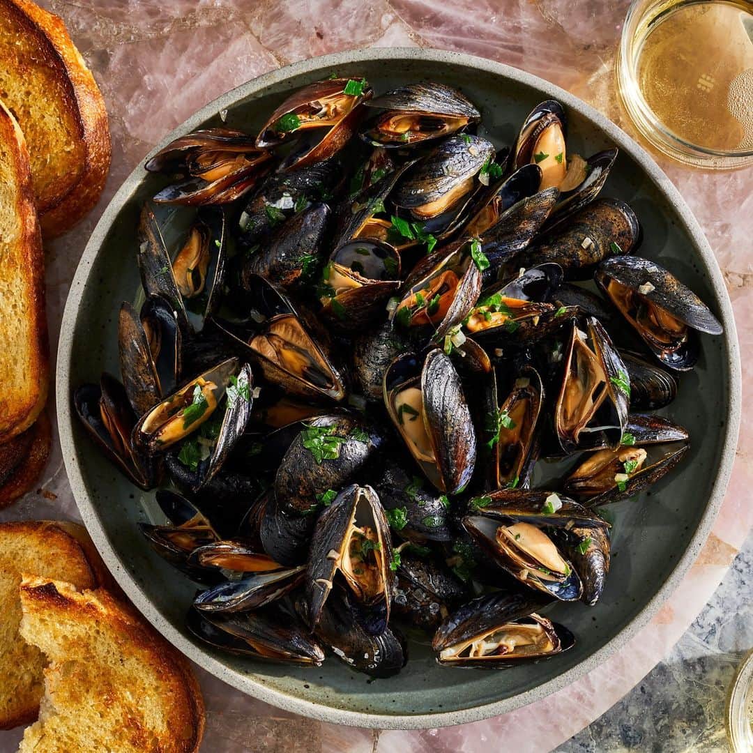 Food & Wineさんのインスタグラム写真 - (Food & WineInstagram)「You know what always gets us excited when we see it on a menu? Steamed mussels, especially when there’s a Sauvignon blanc sauce and garlic toasts involved . If that also sounds exciting to you, then head to the link in bio to make them at home.   🥘: @recipegoddess, 📸: @jencausey, 🥄: @emilynaborshall, 🍽: @cspollen」5月12日 22時55分 - foodandwine