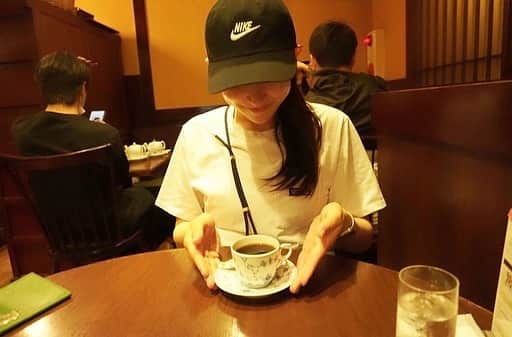 髙垣七瀬のインスタグラム：「☕️ 数年ぶりに会えた高校の同級生と☺️☺️  ほっこりケラケラ楽しい時間を過ごせて幸せ者だなあ🫶 本当に昔から恵まれてる！！  深煎りコーヒーの前に、2人で野菜目一杯たべてお腹きゅうきゅう🤢💗💗（笑）  さいごの電車がくるぎりぎりまで一緒にいてくれてお話できたよ🚃 またすぐ会えますように☕️  1週間前の出来事💐💐 カメラでレトロモード？で撮ってくれました😊 (すっぴん+髪ボサボサで帽子はずせなくて🙏)  #髙垣七瀬 #たかがきななせ #explore #高垣七瀬 #2022 #winter #japanese #レトロ #fyp #japan  #2023 #nature #ミディアムヘア #cafe #smile #コーヒー #春 #ボーダー #ootd #カフェラテ #カフェ #深煎り #すっぴん #帽子 #relax #キャップ #ロングヘア #同級生 #coffee #cafe #nanasetakagaki」