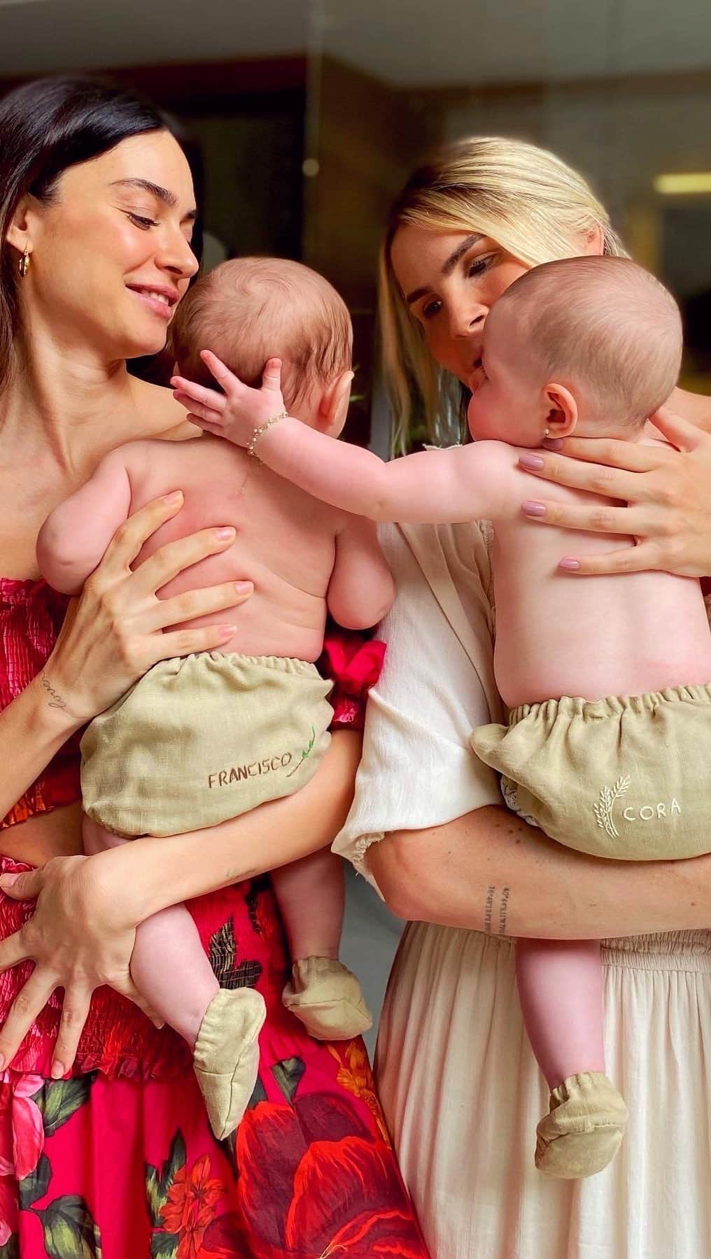 Thaila Ayalaのインスタグラム：「O toque humano de amor transforma. Gera conexões. Reanima. Fortalece. Então não perca tempo! Toque. Abrace. Abrace forte. Abrace com força. Transforme a sua vida e a vida de quem você ama! Um convite nosso e de @niveabrasil, através da edição limitada do clássico NIVEA Creme “O Toque que Transforma” que vai doar 100% dos lucros de venda para o Instituto @das.pretas.   #OToquequeTransforma   #Publi」