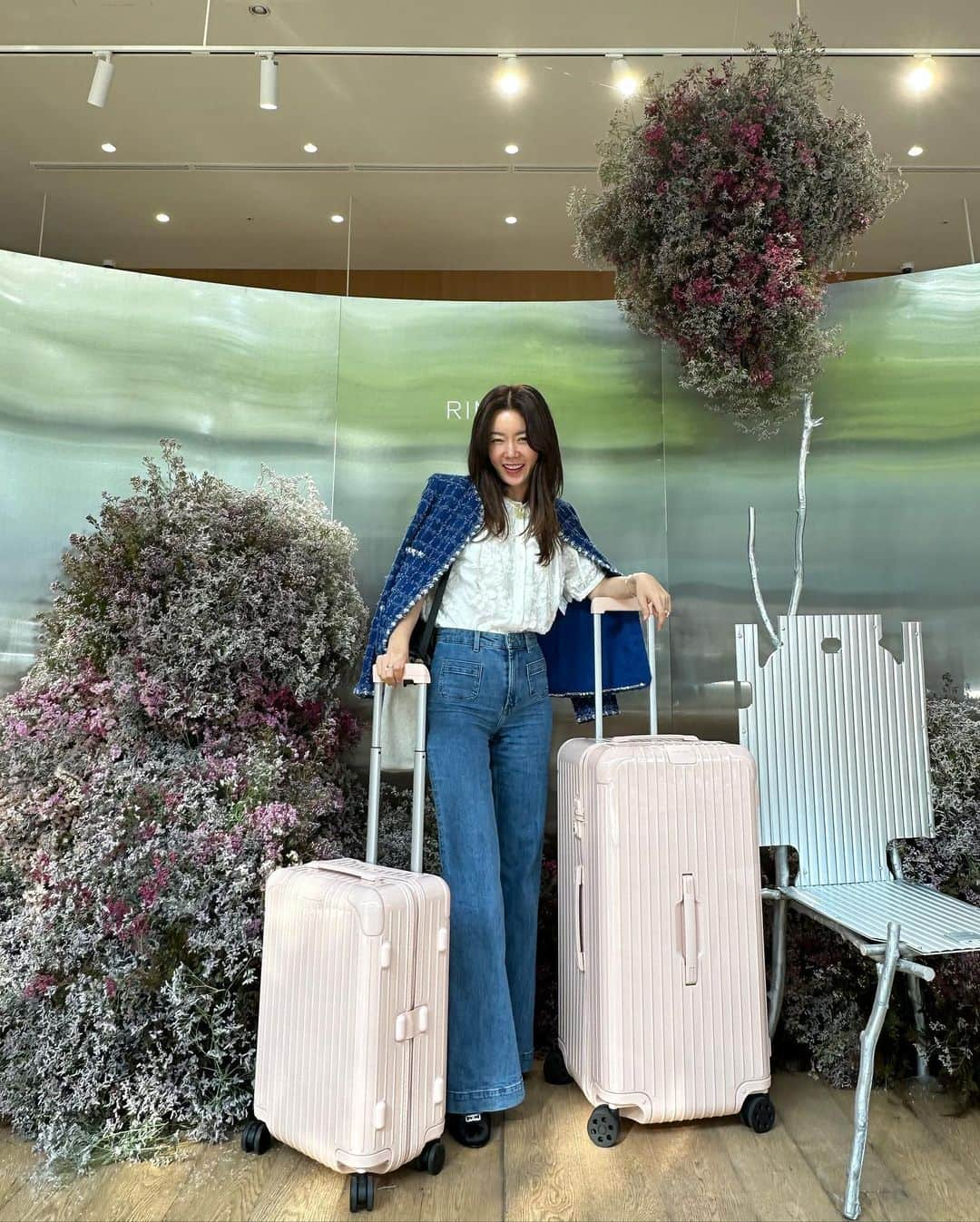 アン・ソニョンさんのインスタグラム写真 - (アン・ソニョンInstagram)「#rimowa is 뭔들.  화사한 🌸🌸🌸빛 @rimowa new color preview 신상템들 보고 눈이 😍😍😍  늘 “즐기듯 일 잘하는” 리모아코리아의 핵심🔥 @emilia_cho  조영아이사 기획 +  @junginpr 의 셀럽마케팅이 버무러진 오늘의 런칭파티는 역시 #말모말모 💓  초대감사합니다 #바로스라이프💛」5月12日 23時03分 - anney_an_love