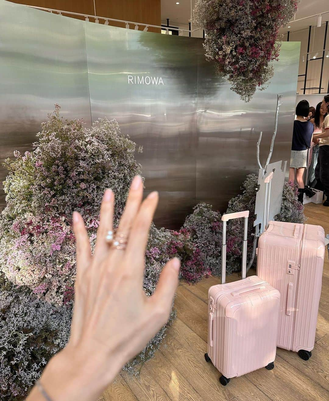 アン・ソニョンさんのインスタグラム写真 - (アン・ソニョンInstagram)「#rimowa is 뭔들.  화사한 🌸🌸🌸빛 @rimowa new color preview 신상템들 보고 눈이 😍😍😍  늘 “즐기듯 일 잘하는” 리모아코리아의 핵심🔥 @emilia_cho  조영아이사 기획 +  @junginpr 의 셀럽마케팅이 버무러진 오늘의 런칭파티는 역시 #말모말모 💓  초대감사합니다 #바로스라이프💛」5月12日 23時03分 - anney_an_love