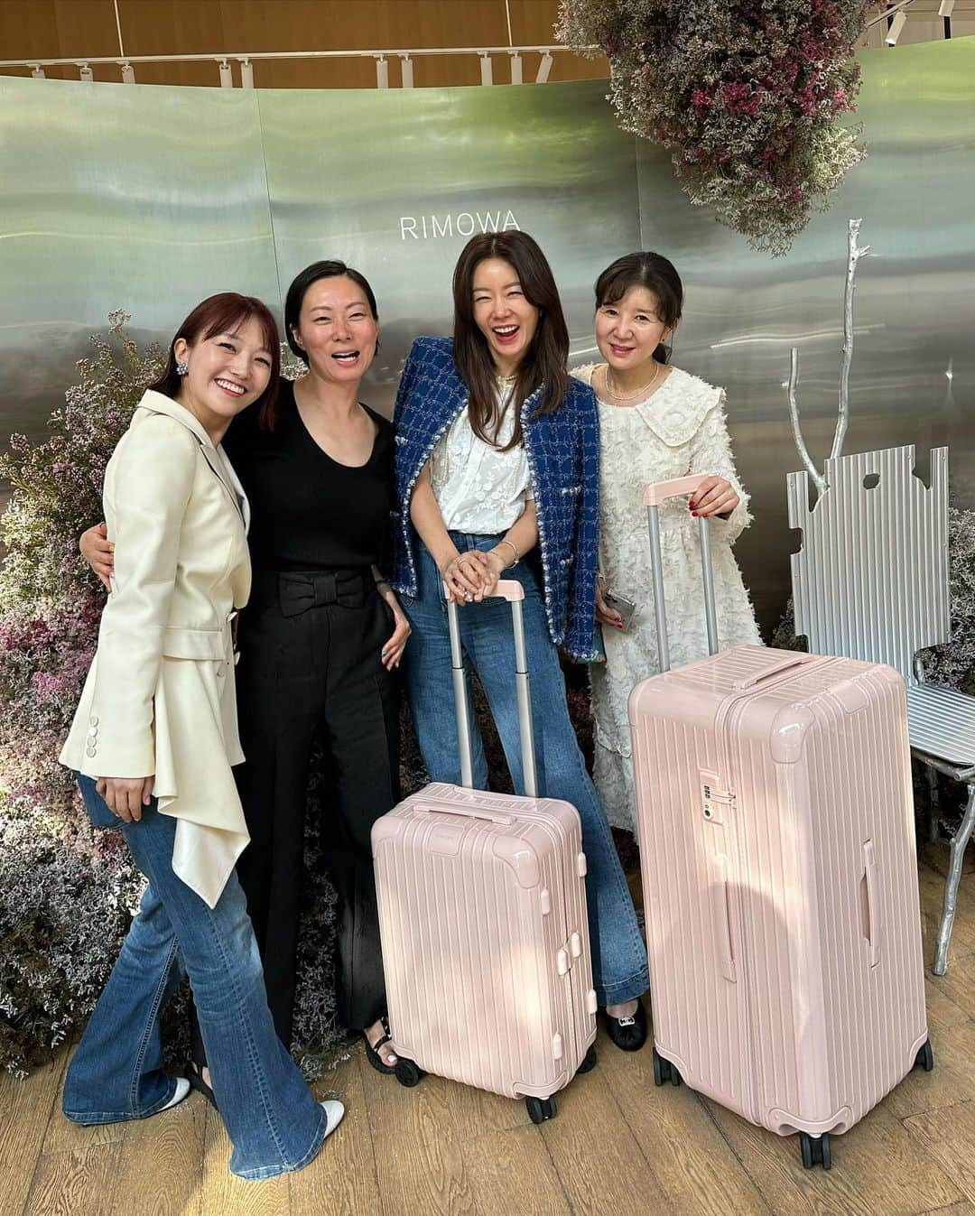 アン・ソニョンさんのインスタグラム写真 - (アン・ソニョンInstagram)「#rimowa is 뭔들.  화사한 🌸🌸🌸빛 @rimowa new color preview 신상템들 보고 눈이 😍😍😍  늘 “즐기듯 일 잘하는” 리모아코리아의 핵심🔥 @emilia_cho  조영아이사 기획 +  @junginpr 의 셀럽마케팅이 버무러진 오늘의 런칭파티는 역시 #말모말모 💓  초대감사합니다 #바로스라이프💛」5月12日 23時03分 - anney_an_love