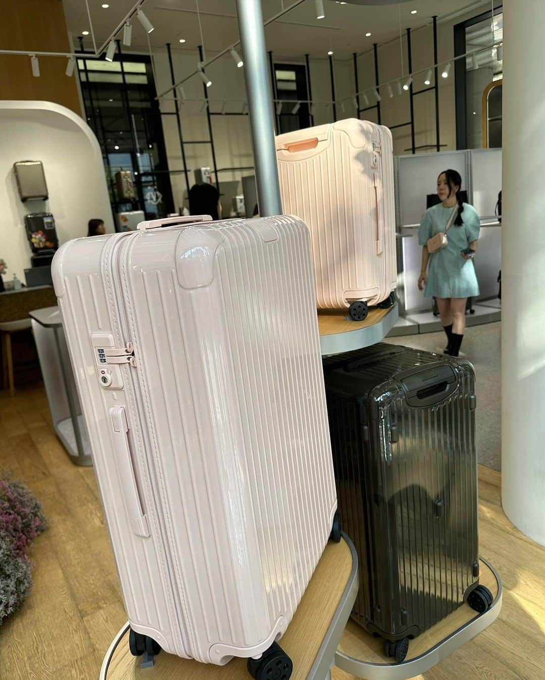 アン・ソニョンさんのインスタグラム写真 - (アン・ソニョンInstagram)「#rimowa is 뭔들.  화사한 🌸🌸🌸빛 @rimowa new color preview 신상템들 보고 눈이 😍😍😍  늘 “즐기듯 일 잘하는” 리모아코리아의 핵심🔥 @emilia_cho  조영아이사 기획 +  @junginpr 의 셀럽마케팅이 버무러진 오늘의 런칭파티는 역시 #말모말모 💓  초대감사합니다 #바로스라이프💛」5月12日 23時03分 - anney_an_love