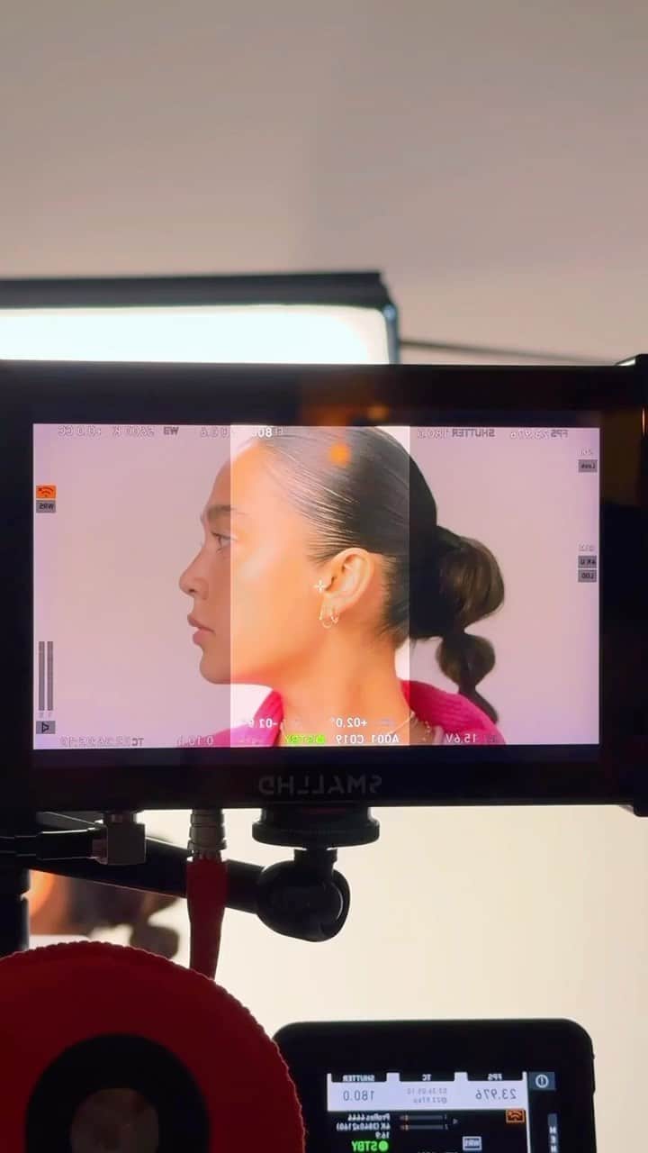Benefit Cosmeticsのインスタグラム：「Everyday is a movie on the Benefit Cosmetics team 🎥🎬⁠ ⁠ ⁠ #benefitcosmetics #makeup #beauty #glam #bts #behindthescenes #film」