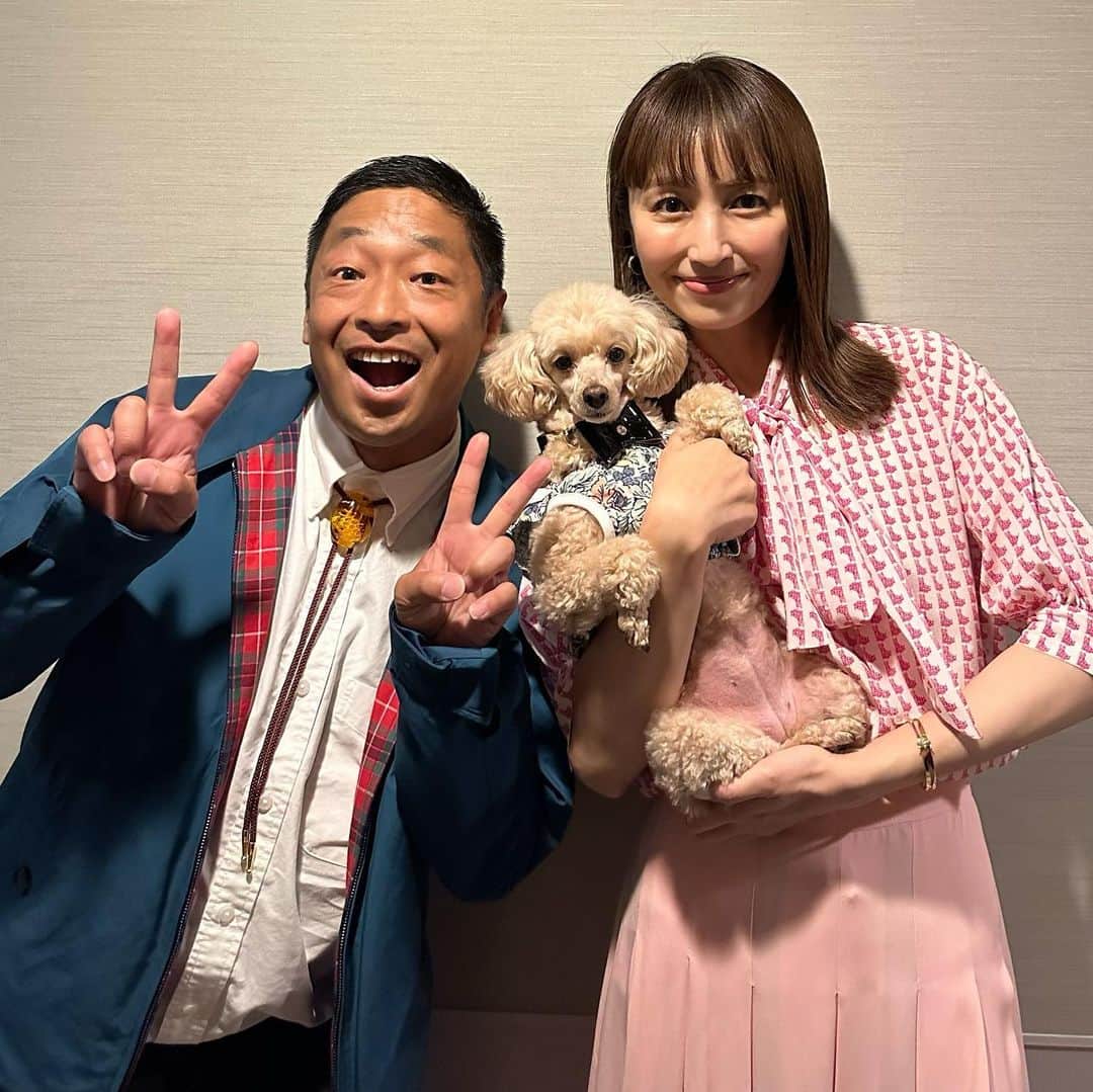 矢田亜希子さんのインスタグラム写真 - (矢田亜希子Instagram)「今日はもなちゃんと一緒にinumo芝公園さんのイベントに参加させていただきました‼︎ 愛犬家のためのペットと一緒に泊まれるホテルのinumoさん。至れり尽くせりでとても綺麗でラグジュアリーで素敵な空間でした！レストランでもわんちゃんと一緒にお食事もできてわんちゃんと離れることなくずっと一緒に過ごすことができます🥹楽しい時間をありがとうございました！ #inumo芝公園 #ペットと泊まれる宿 #ペットと一緒 #トークショー#快適#清潔 #至れり尽くせり#もなかも大喜び#安田大サーカス団長 さん#お部屋快適#ベッドの上もok #嬉しいですね😊 #わんちゃんメニュー考案#MONAKAの最中#販売中#もなか そして今日のお洋服はわんちゃん🐶柄❤️ @akrisofficial」5月12日 23時03分 - akiko_yada