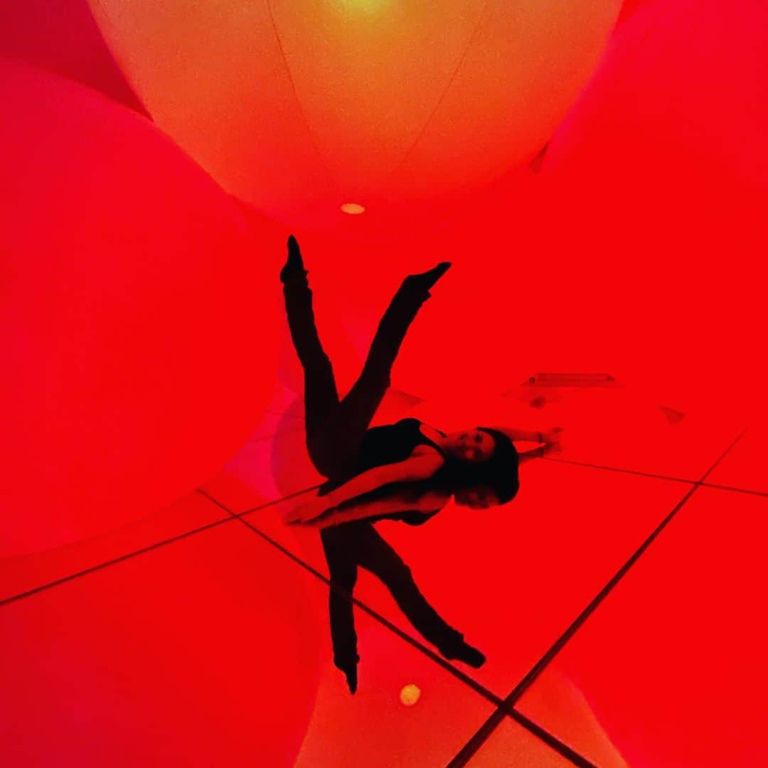 矢吹春奈のインスタグラム：「I couldn’t easily stay in this place for long time. Such an amazing job @teamlab.planets  Thank you so much for your beautiful art work. ✨🙏✨」