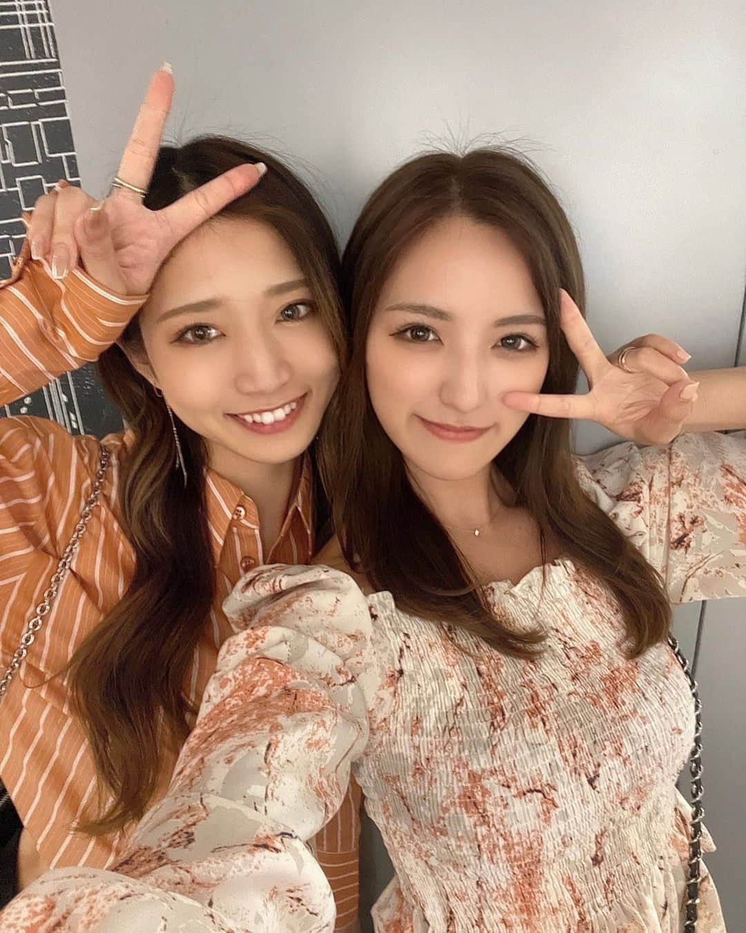 宮野真菜のインスタグラム：「時差投稿になっちゃったけど、、、  みれいちゃんと🧡 気づいたらもう4年の仲なのだ✌🏻✨  #ラウンドガール #きたパン #ちゃんまな #みれまな #プラチナムプロダクション #大人ギャル #ちらっ #チラッ」