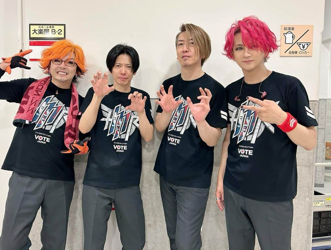 Ikuoさんのインスタグラム写真 - (IkuoInstagram)「T.M.R. LIVE REVOLUTION'22-'23 -VOTE JAPAN- ツアーファイナル！ 沖縄県アイム・ユニバース ！ 無事終了！！  これにて！  VOTE 30公演！ VOTE JAPAN 49公演！ 計79公演 自分的には 石川公演を差し引いて 計78公演！  無事に完遂しました！！！  3年に及ぶ長いツアー！ コロナ禍の最中にスタートして、 楽しい事、悲しい事、悔しい事、不安な事、 いろんな感情と想いがつまったツアーになりました！  西川くん、サトルさん、サポメン、スタッフの皆さん、関わった全てのみなさんに感謝です！！  こんなにもたくさんの場所に連れて行ってくれた西川くんに最大のリスペクトを！！  #tmr  #tmrlive #tmrevolution  #votejapan  #ikuo #西川貴教 #sunao #柴崎浩 #淳士」5月12日 23時08分 - ikuobass