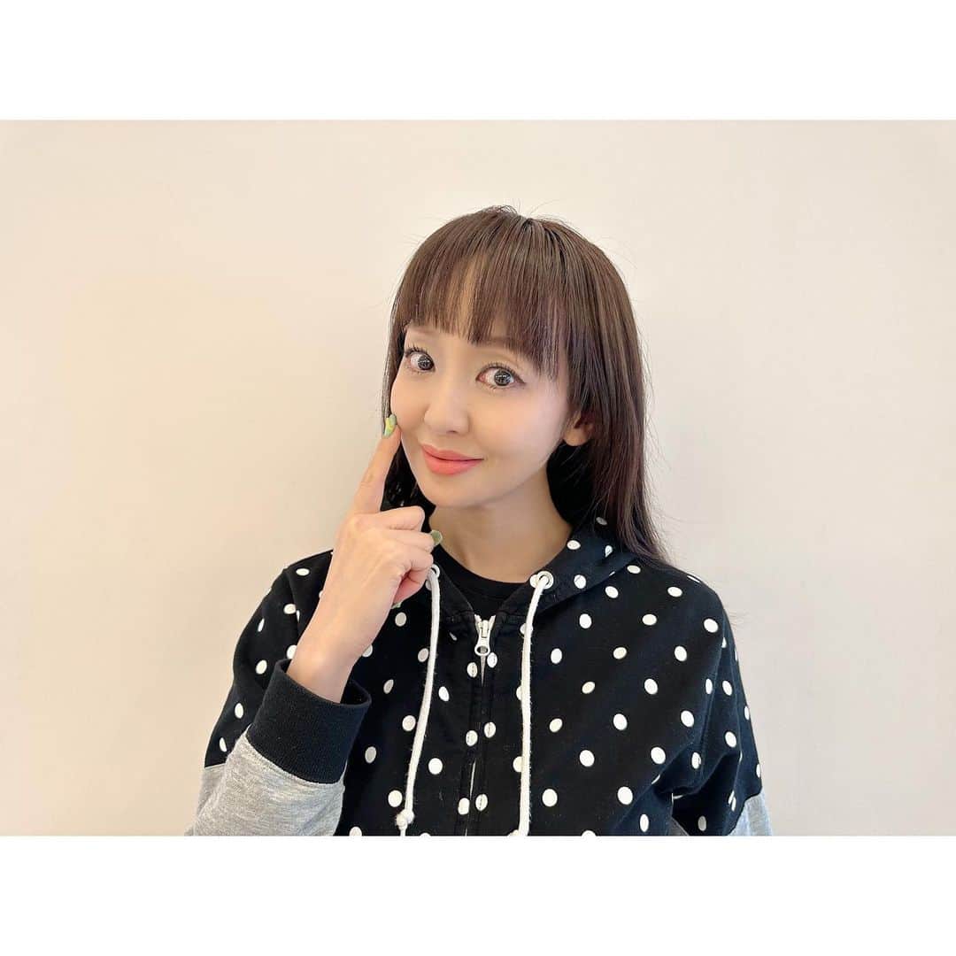 のインスタグラム：「皆様💕いかがお過ごしでしょうか❓ 5月はいろんな環境変化がある4月を乗り越えて、ストレスが溜まりがちですよね。。。 お肌にもそんな影響が出やすい時なんです😓 しっかり睡眠をとることや、バランスの良い食生活は基本ですが、スキンケアにも注意してくださいね。 ストレスでお肌がゆらぎがちな時は、刺激の少ないお化粧品がオススメです😊 Peau de Bijou UNOは、すべての商品が、「鉱物油」「パラベン」「アルコール」「着色料」「合成香料」　不使用‼️ バラの香りも🌹天然の精油から賦香していますのでとっても低刺激なんです♬ お肌の5月病、皆様💕もご注意くださいね！  @tokyocosmetics_official @peau_de_bijou_uno  #peaudevijou_uno  #ポードビジューウノ # 定期コース # サブスク # 宝石肌 # ジュエル成分 # ゴールド # プラチナ # パール # バラエキス # ダマスク ロ ー ズ # 西洋バラ # ヒト幹細胞培養液 # ヒアルロ ン酸 # コラーゲン # スキンケア # skincare # エイジングケア # 神田うの # unokanda」