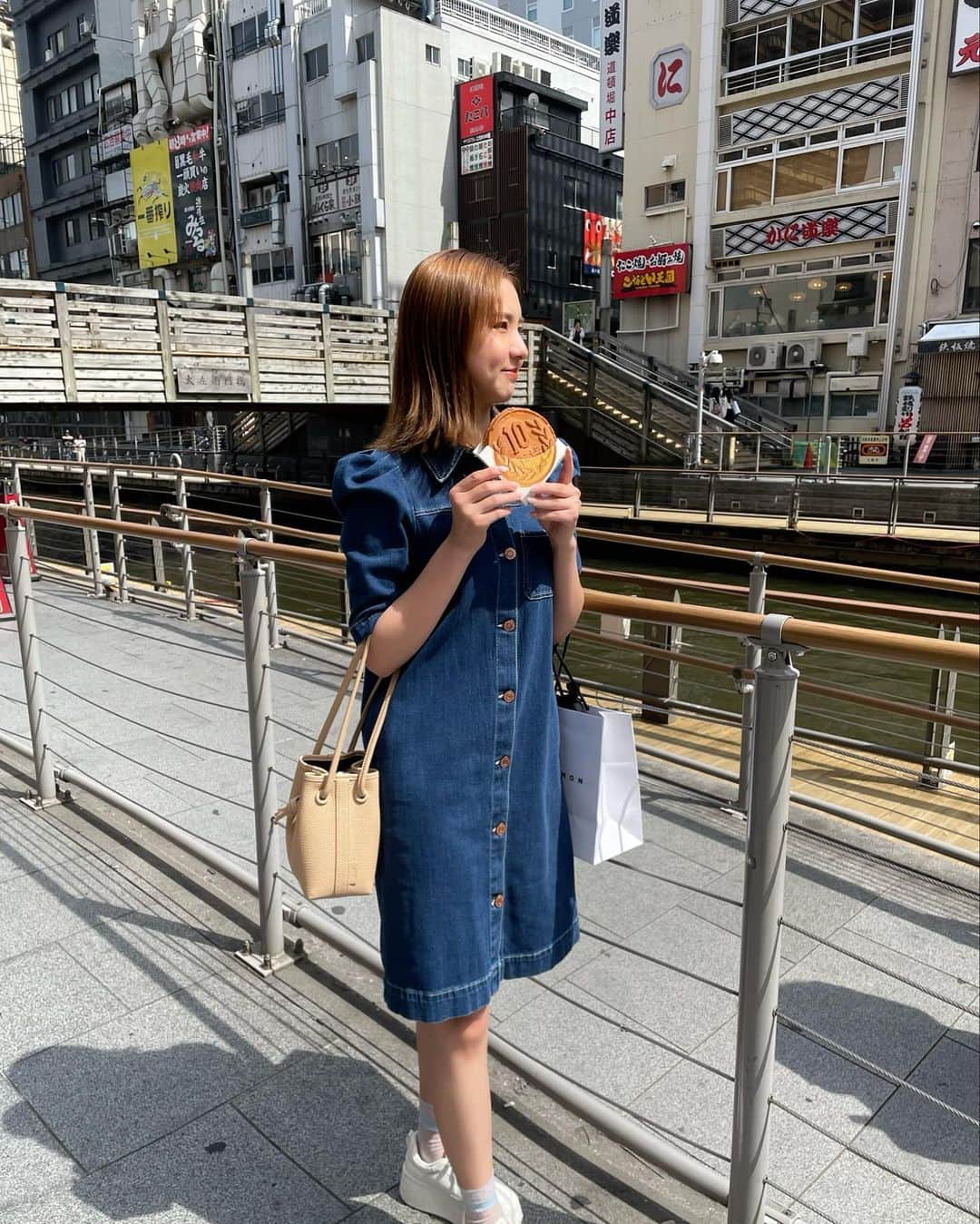 摩耶裕のインスタグラム：「. . 若者曰く(@rio.seia718 ) 道頓堀で流行ってる10円パンとやらを食べてみました🥳  嬉しそうに写真撮ってもらいましたね🤣  なんかね中にチーズが入っててビョーンって伸びるはずだったんだが、伸びなかった🫠 だから若干手で伸ばしておいた🙄  味は思ってたよりは美味しかった🙆‍♀️笑 10円パンやけど500円もした🙄  #10円パン #本当は500円  #チーズ伸びなかった」