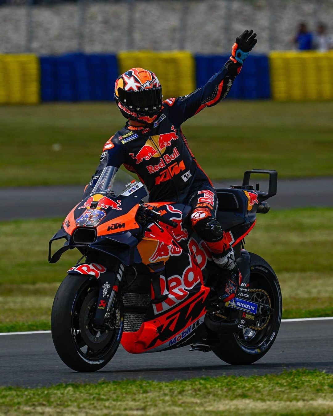 MotoGPさんのインスタグラム写真 - (MotoGPInstagram)「@jackmilleraus dominates #FrenchGP 🇫🇷 Day 1 💪  #MotoGP #Motorsport #Racing #JM43 #JackMiller #GP1000」5月12日 23時20分 - motogp