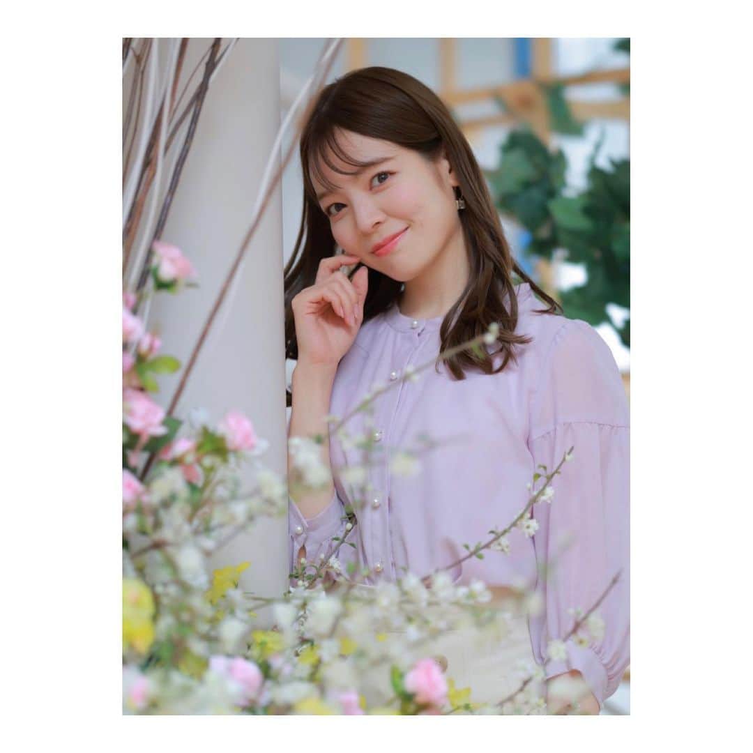 のインスタグラム：「📸 カメラマンさんが 一眼レフで撮ってくださった先週のサタファン放送後🫰🏻  最近はスマホでとっても綺麗だと思っていましたが、 一眼レフの良さに驚き😳  明日もサタファンは 10:50〜ですっ🌟  #慣れず照れている表情をも映し出す#気まぐれポーズ#🧏🏻‍♀️ 笑#一眼レフカメラ📷#サタデーファンキーズ#サタファン#いわて#めんこいテレビ#三宅絹紗」