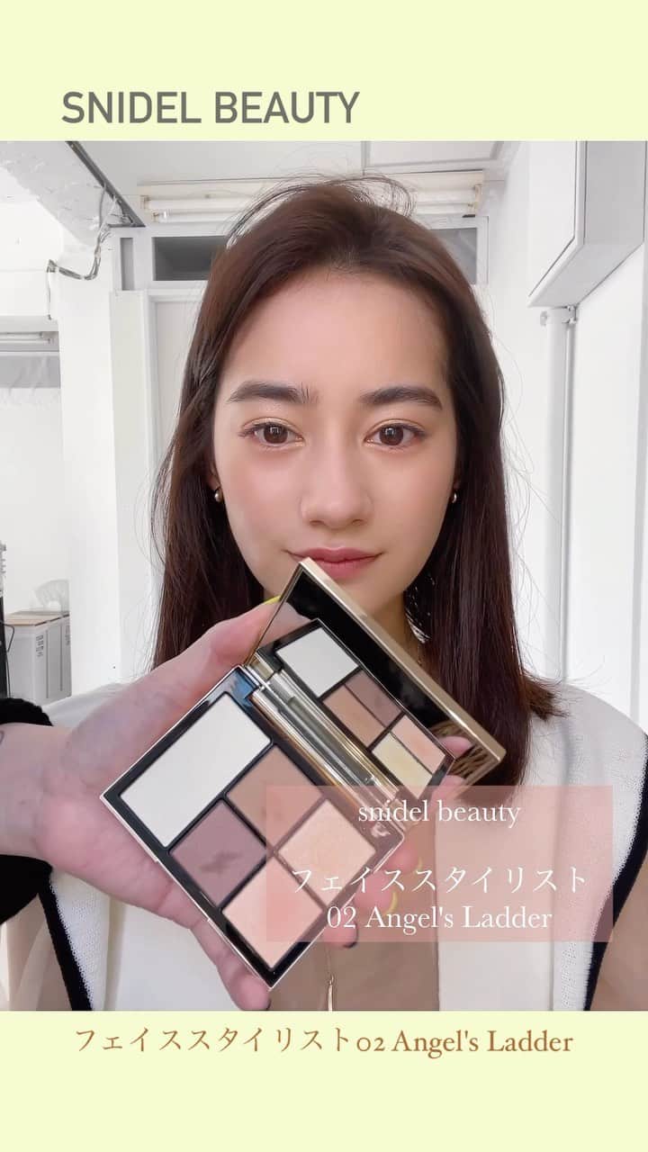 谷口翠彩のインスタグラム：「「𝐶ℎ𝑎𝑠𝑖𝑛𝑔 𝑡ℎ𝑒 𝐿𝑖𝑔ℎ𝑡」  @snidelbeauty   指からこぼれ落ちる砂のように、 常にうつろってゆく夏の時間。  未来に導いてくれる力強い夏の光に手を伸ばしてゆくように  本能のままに彩って。  ①リキッドをアイホール全体に指で塗る ②パレット右下を上まぶたにのせる →そのまま下まぶた３分の２にもいれる ③パレット左上を上まぶた目の際に入れる ④パレット右上を上まぶた全体に重ねる ⑤パレット左上を下まぶた３分の１に重ねる ⑥キャビアスティックを上まぶた目の際に重ねる →そのまま目頭にくの字になるように入れる ⑦パレット右上をくの字に重ねる そのままブラシを変えて上まぶたに再度重ねる ⑧インラインを入れる ⑨カラーマスカラを塗る ⑩チークを頬骨にやや広めに入れる 11）パレットの一番左を頬骨に重ねる そのまま鼻筋、上唇の上、顎先にものせる 12）リップを塗る  ヘアはややタイトに抑えて ぱらっと前髪を下ろしたら完成！  innocent modeなサマーメイク。  【使用アイテム】 ⚫︎eye： @snidelbeauty フェイススタイリスト02 Angel's Ladder @journaldelm @lauramercier キャビアスティックアイカラー  ⚫︎eyeliner： @rmk アディファイニングペンシル02  ⚫︎cheek： @rmkofficial  ピュアコンプレクションブラッシュ02  ⚫︎mascara： @uneven_jp  ニュアンスマスカラ ディグニファイドネイビー  ⚫︎lip： @addictionbeauty_official  ザ リップスティック ボルドーL 101 Sicilian Girl  . . .  #みどめいく#みどへあめいく #snidelbeauty#スナイデルビューティー#addiction#アディクションリップ#uneven#ローラメルシエ#lauramercier#イエローメイク」