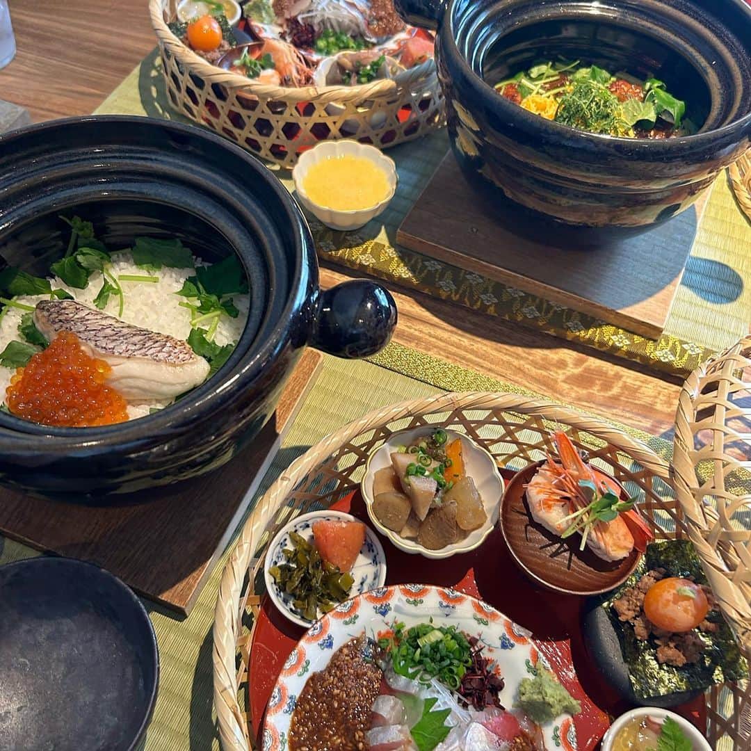 美舞さんのインスタグラム写真 - (美舞Instagram)「. . 大好きな　@gaogao_oohori ❤︎❤︎ 日本食って最高。の贅沢ランチは、 何度食べても心が豊かになる最強の食事🍽 土鍋はおにぎりにしてお土産にもしてくれるし、 次の日の朝ごはんにするのが私なりの贅沢😉✌️ ぜひ皆様も贅沢ランチ堪能してください♪ . #福岡　#福岡ランチ　#大濠公園 #大濠公園カフェ #大濠グルメ #福岡グルメ #福岡観光 #土鍋　#釜飯」5月12日 23時13分 - mibuki__.39