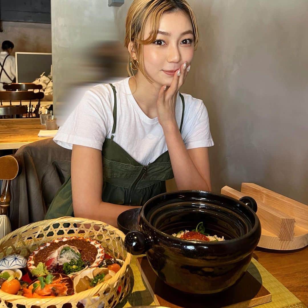 美舞さんのインスタグラム写真 - (美舞Instagram)「. . 大好きな　@gaogao_oohori ❤︎❤︎ 日本食って最高。の贅沢ランチは、 何度食べても心が豊かになる最強の食事🍽 土鍋はおにぎりにしてお土産にもしてくれるし、 次の日の朝ごはんにするのが私なりの贅沢😉✌️ ぜひ皆様も贅沢ランチ堪能してください♪ . #福岡　#福岡ランチ　#大濠公園 #大濠公園カフェ #大濠グルメ #福岡グルメ #福岡観光 #土鍋　#釜飯」5月12日 23時13分 - mibuki__.39