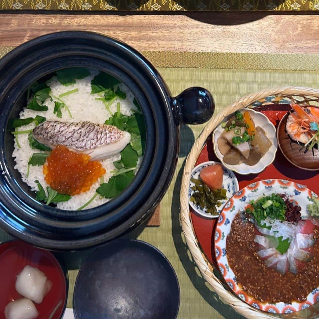 美舞さんのインスタグラム写真 - (美舞Instagram)「. . 大好きな　@gaogao_oohori ❤︎❤︎ 日本食って最高。の贅沢ランチは、 何度食べても心が豊かになる最強の食事🍽 土鍋はおにぎりにしてお土産にもしてくれるし、 次の日の朝ごはんにするのが私なりの贅沢😉✌️ ぜひ皆様も贅沢ランチ堪能してください♪ . #福岡　#福岡ランチ　#大濠公園 #大濠公園カフェ #大濠グルメ #福岡グルメ #福岡観光 #土鍋　#釜飯」5月12日 23時13分 - mibuki__.39
