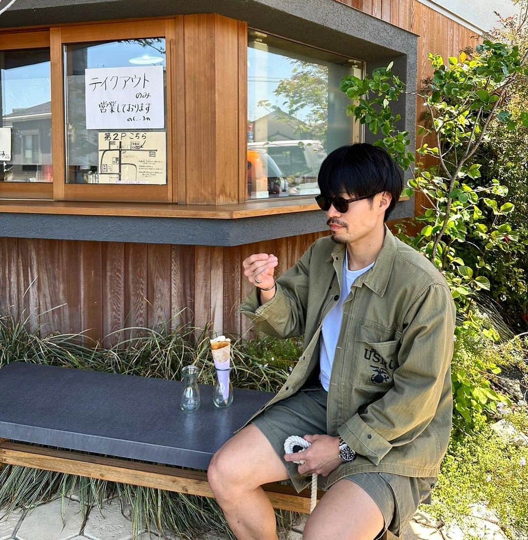 のインスタグラム：「_  ハーフパンツ始めました🩳 食べかすと睨めっこ😂」