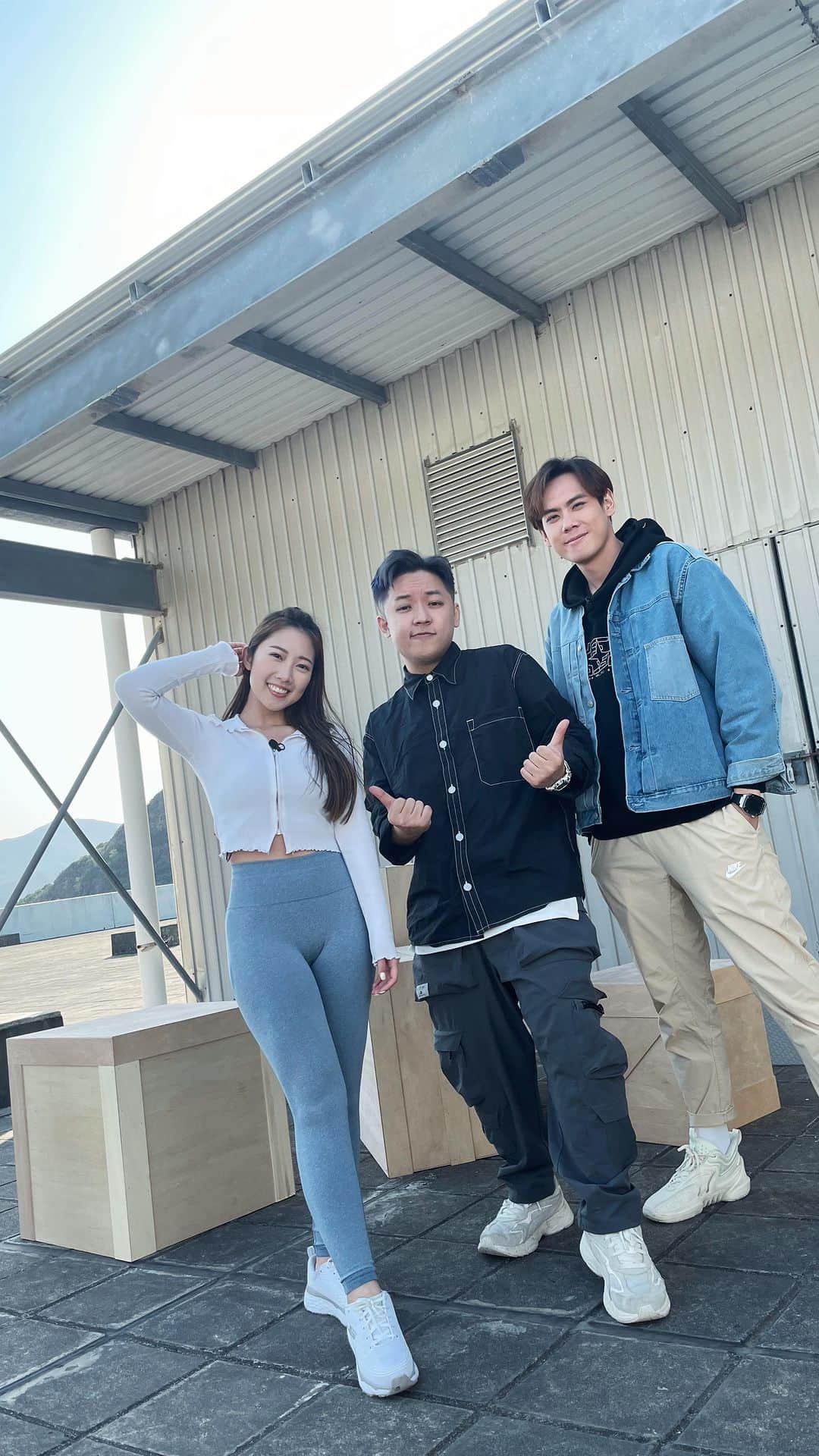 FATKINGのインスタグラム：「is casually teaching #beatbox on TV 📺 @HongKongBeatbox @HKBAcademy  💇🏻‍♂️ by @shanelui_hair @chillworkshair  ⌚️ by @gshock_hongkong  👖 by @second_kill  👟 by @pumahk @kaheiiela」
