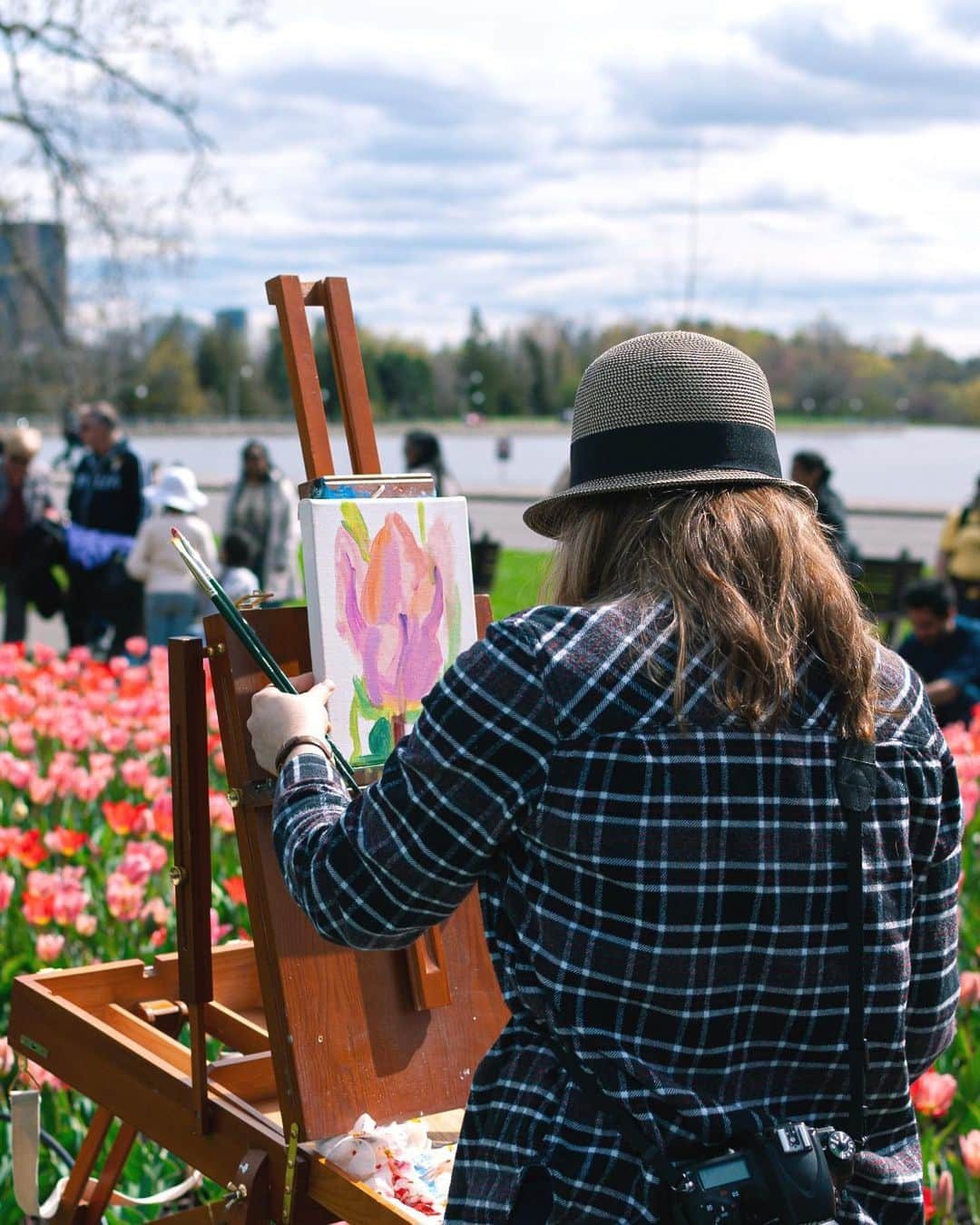 Explore Canadaさんのインスタグラム写真 - (Explore CanadaInstagram)「It's the moment you've all been waiting for! The 71st edition of @cdntulipfest is finally here, and we couldn't be more thrilled! 🌷😍  From May 12-22, over 1 million tulips will be in full bloom across Ottawa, making it the picture-perfect time to explore the city and soak up the stunning sights! 🌷 🌷 🌷  It’s also the perfect way to celebrate Mother’s Day!  Follow these tips to have the most enjoyable experience:  👀 The Canadian Tulip Festival is completely free, and no reservations are required!  ☀️ The lush gardens are open 24/7, so you can experience them any time of the day or night!  🌷 The tulips are planted in three phases - early, mid and late – to provide bright blooms during the 10-day festival!  📍 The main festival site is Commissioners Park at Dow’s Lake, but you can enjoy many tulips gardens across the city, all located on the festival map.   🚲 We highly recommend using public transportation, the tulip trolley shuttle, taxis, ride shares or a bike to explore!  It’s also the perfect time for a spring stroll.  🐶Yes, dogs are welcome on a leash!  📷 Capture your favourite tulip pics and share using #MyOttawa for a chance to be featured on the @ottawatourism page!  Get full festival details and more tulip tips to plan your visit ➡️ link in @ottawatourism bio!  Happy tulip trails to you!  📷 @planetd @karen.val_photos  #MyOttawa #Ottawa #cdntulipfest #DiscoverON #ExploreCanada #tulips #tulipfestival」5月12日 23時28分 - explorecanada