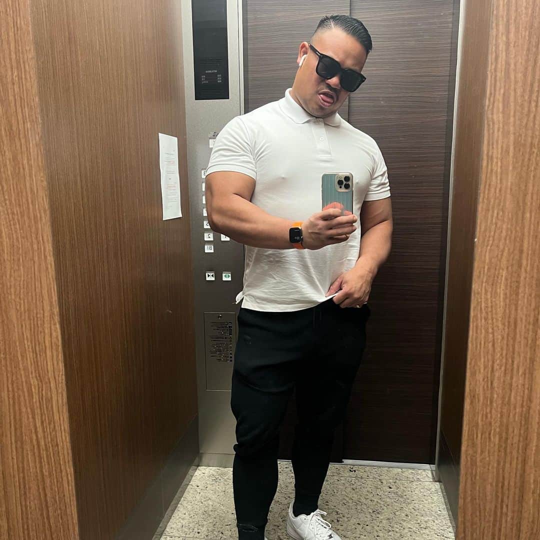 飯野雄貴のインスタグラム：「シンプルなポロシャツと黒白！  #ddtpro#プロレスラー#プロレス#筋トレ #パーソナルトレーナー#パーソナルトレーニング#筋肉#ポロシャツ#NIKE#筋肉トレーニング #パーソナル#tomford」