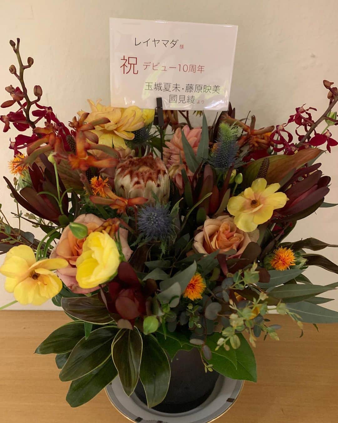 レイヤマダさんのインスタグラム写真 - (レイヤマダInstagram)「素晴らしいお花、お手紙、楽屋見舞い、贈り物の数々、ありがとうございました😭💐💌💝🧁  #ありがとう」5月12日 23時22分 - rayyamada_dayo
