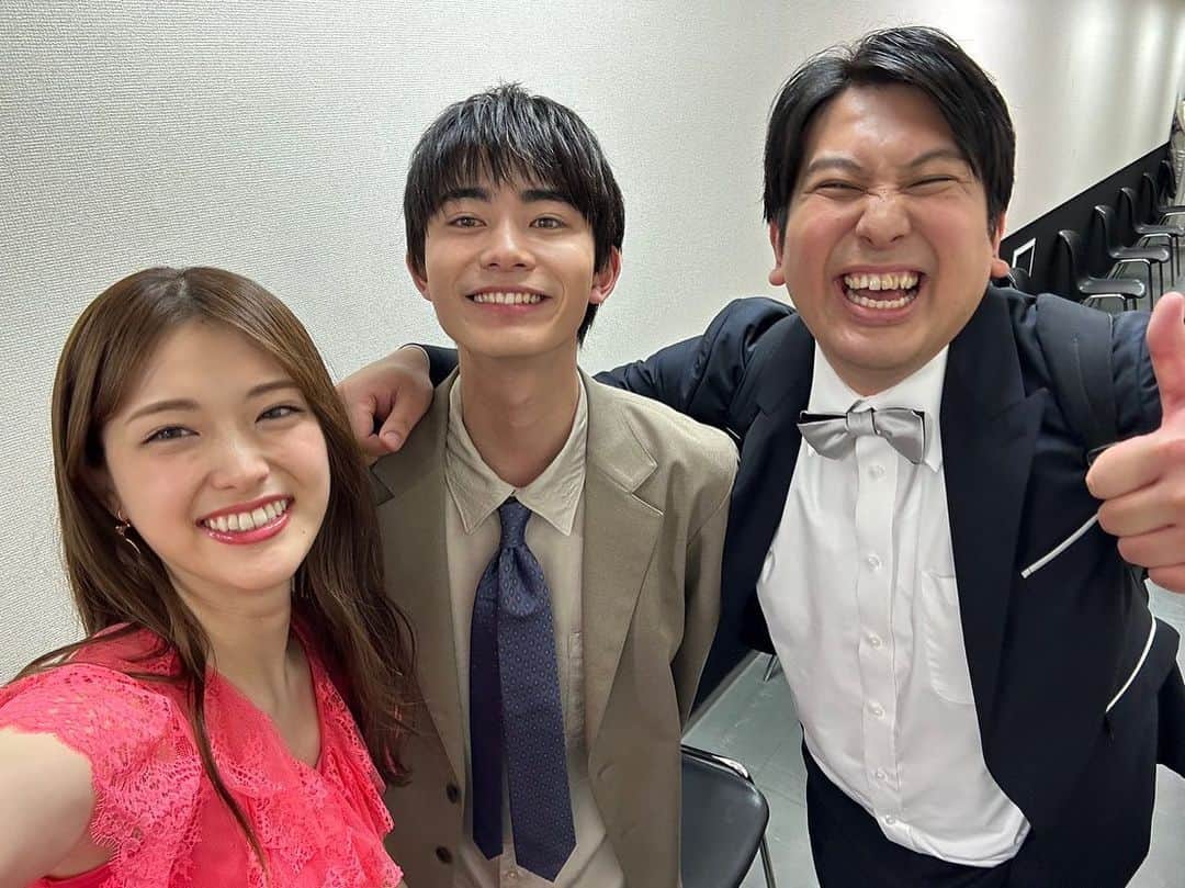 豊田裕大のインスタグラム：「劇場版「推しが武道館いってくれたら死ぬ」の公開初日舞台挨拶でした！  初日から沢山の方が映画館に足を運んで下さっていました。ありがとうございます！ ジャンボさんのMCとChamJamを呼ぶコール、お客さんの中にはエキストラの方もいらして、撮影を思い出す舞台挨拶でした‪。  推し活の楽しさをこの推し武道という作品で是非味わって頂きたい、、、！ 推しがいると毎日がキラキラ明るくなるんです。  劇場版推し武道、宜しくお願い致します！！」